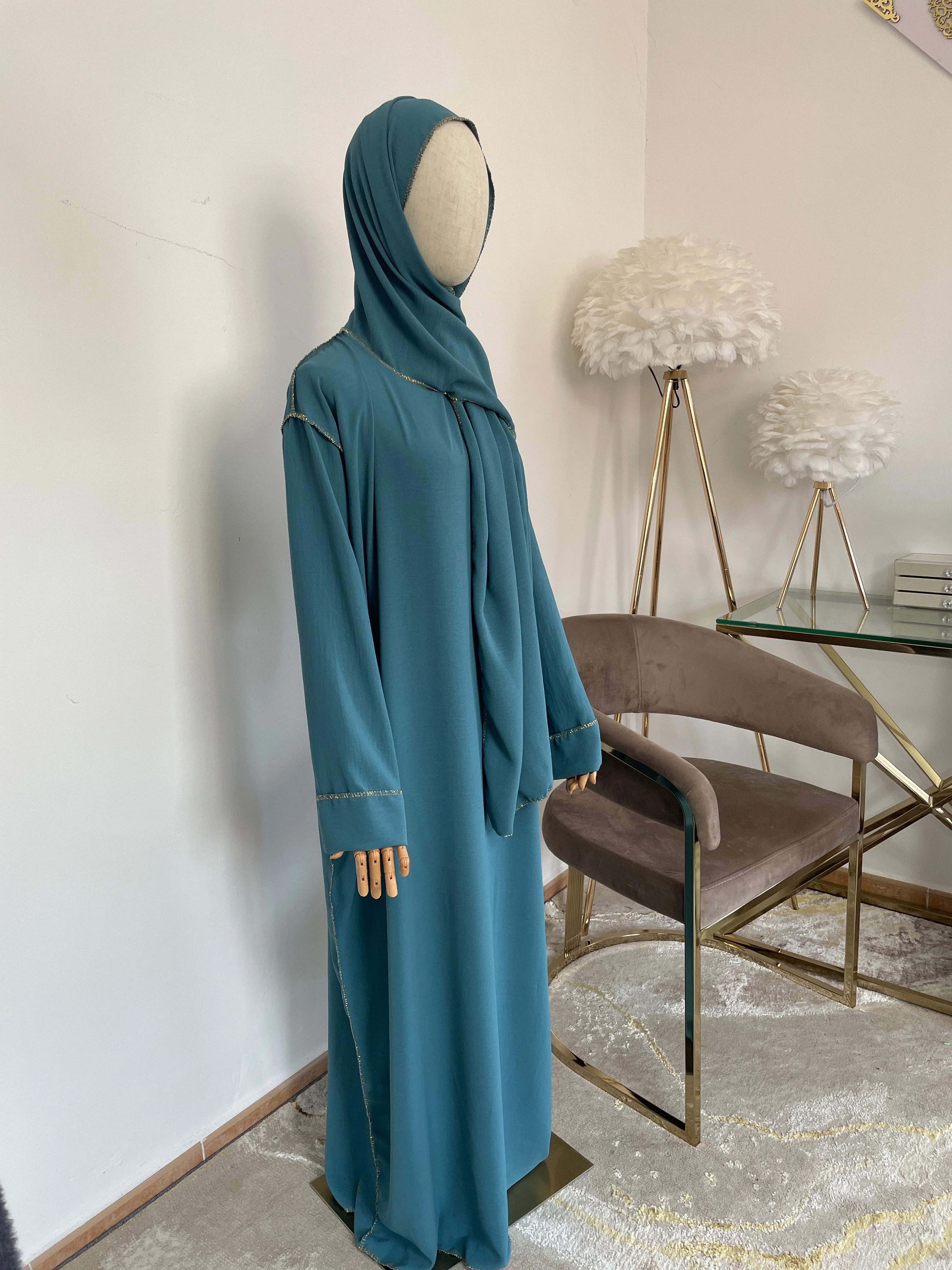 Abaya con Hijab Integrado de Tela Crepe – Elegante y Práctica - Image 12