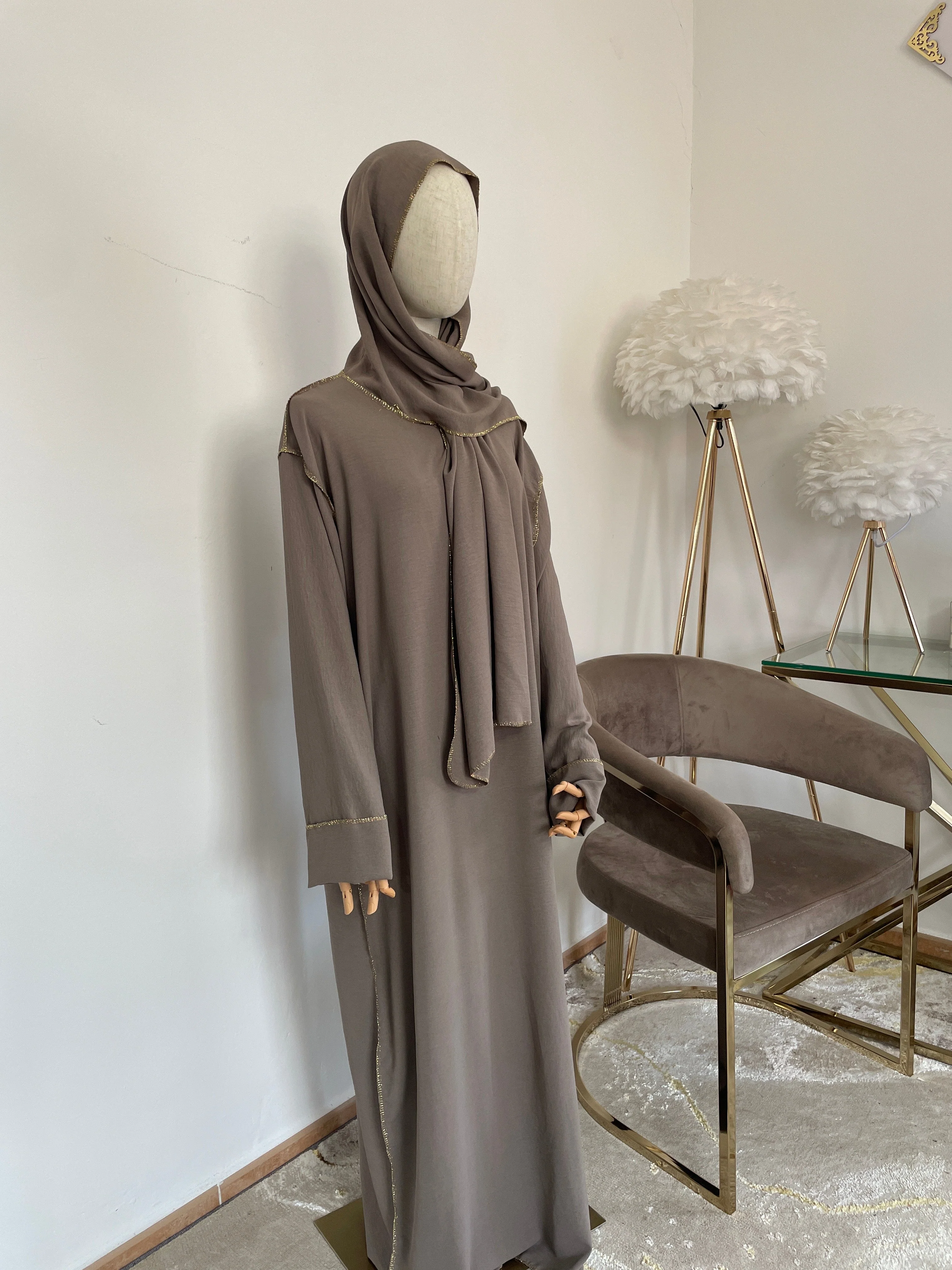 Abaya con Hijab Integrado de Tela Crepe – Elegante y Práctica - Image 15