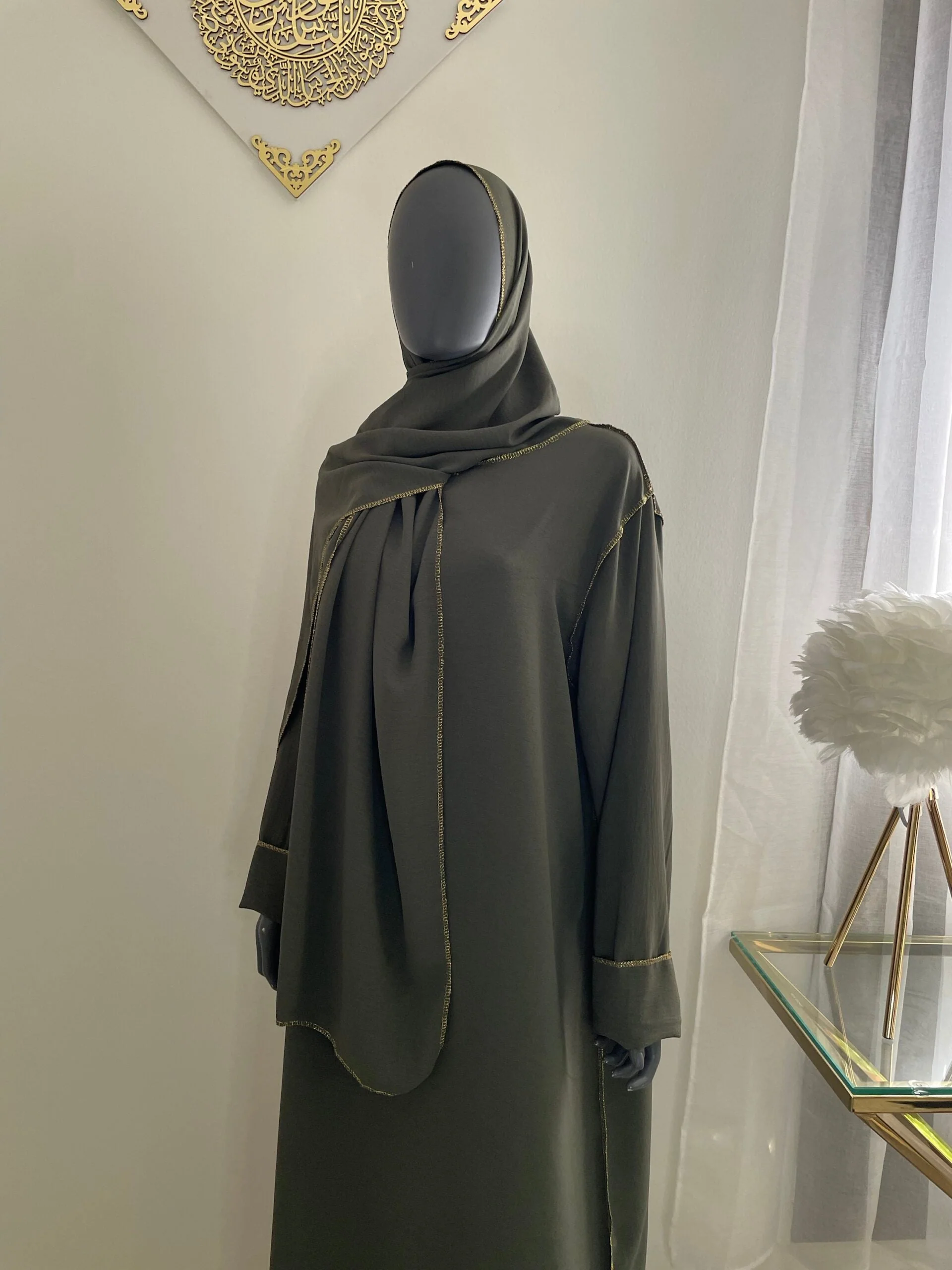 Abaya con Hijab Integrado de Tela Crepe – Elegante y Práctica - Image 2