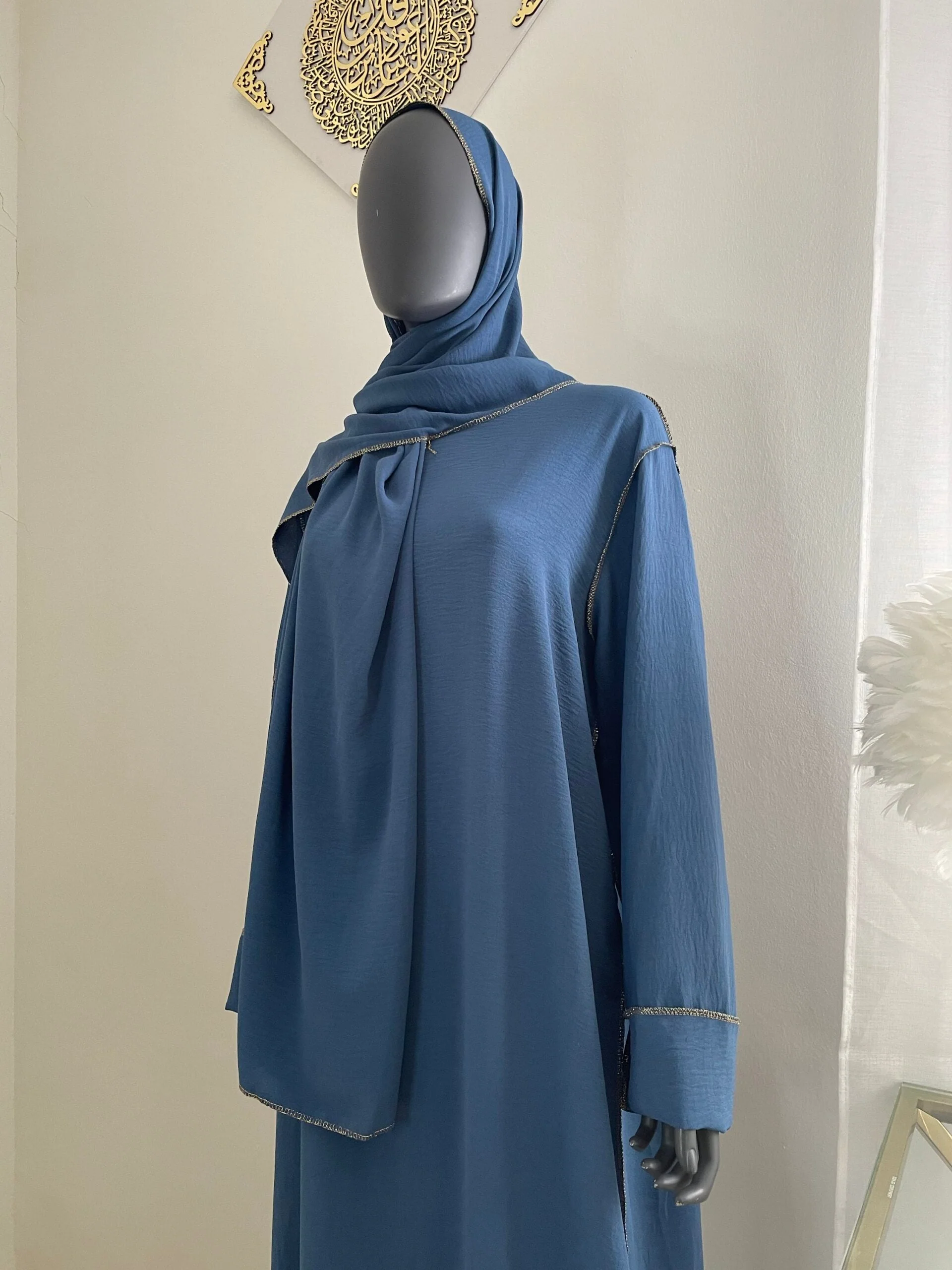Abaya con Hijab Integrado de Tela Crepe – Elegante y Práctica - Image 4
