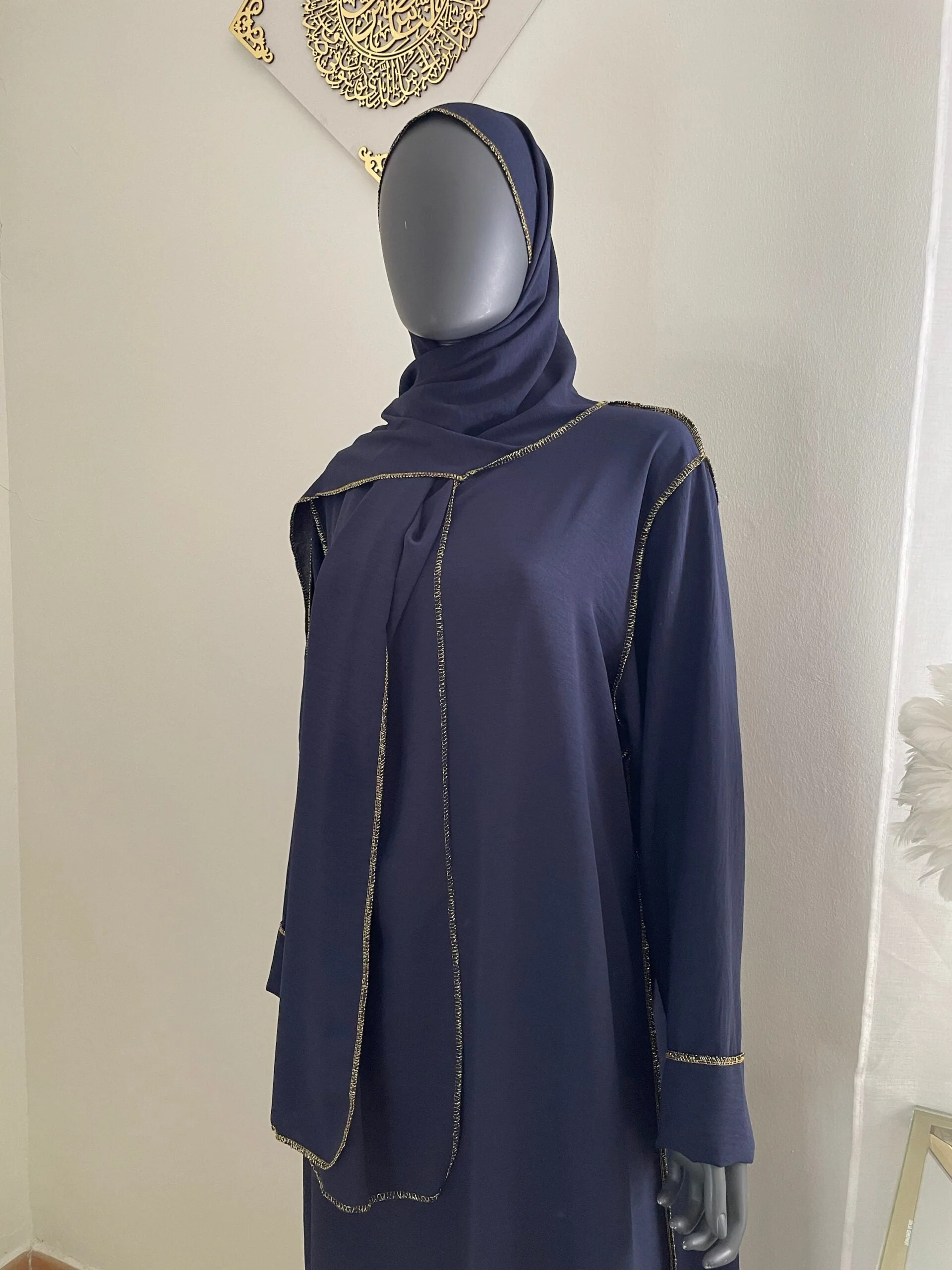 Abaya con Hijab Integrado de Tela Crepe – Elegante y Práctica - Image 5
