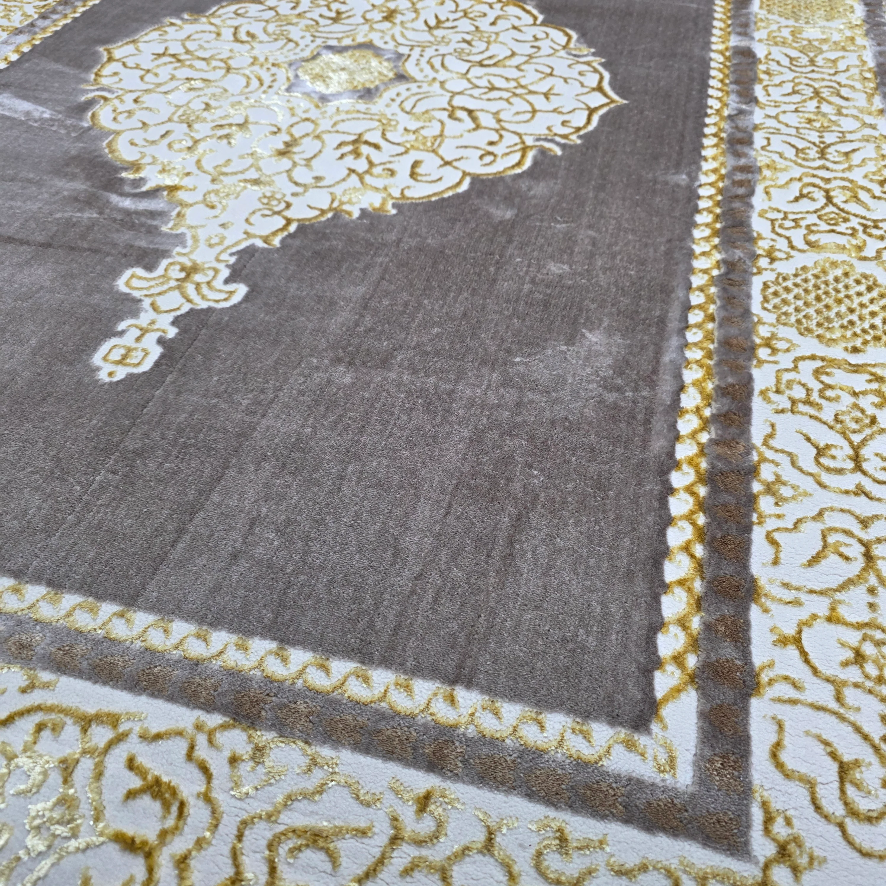 Alfombra Diseño Khanjar Marrón con Detalles Dorados – Elegancia Clásica Árabe - Image 2