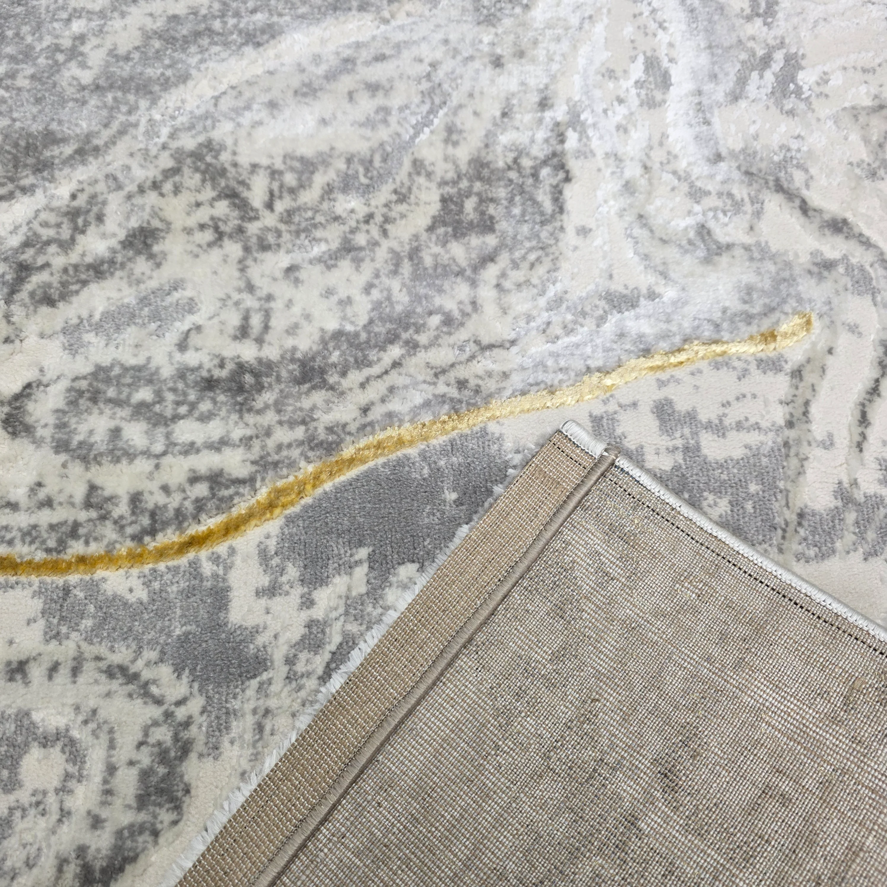 Alfombra Diseño Mármol Gris con Detalles Dorados – Estilo Moderno y Refinado - Image 3