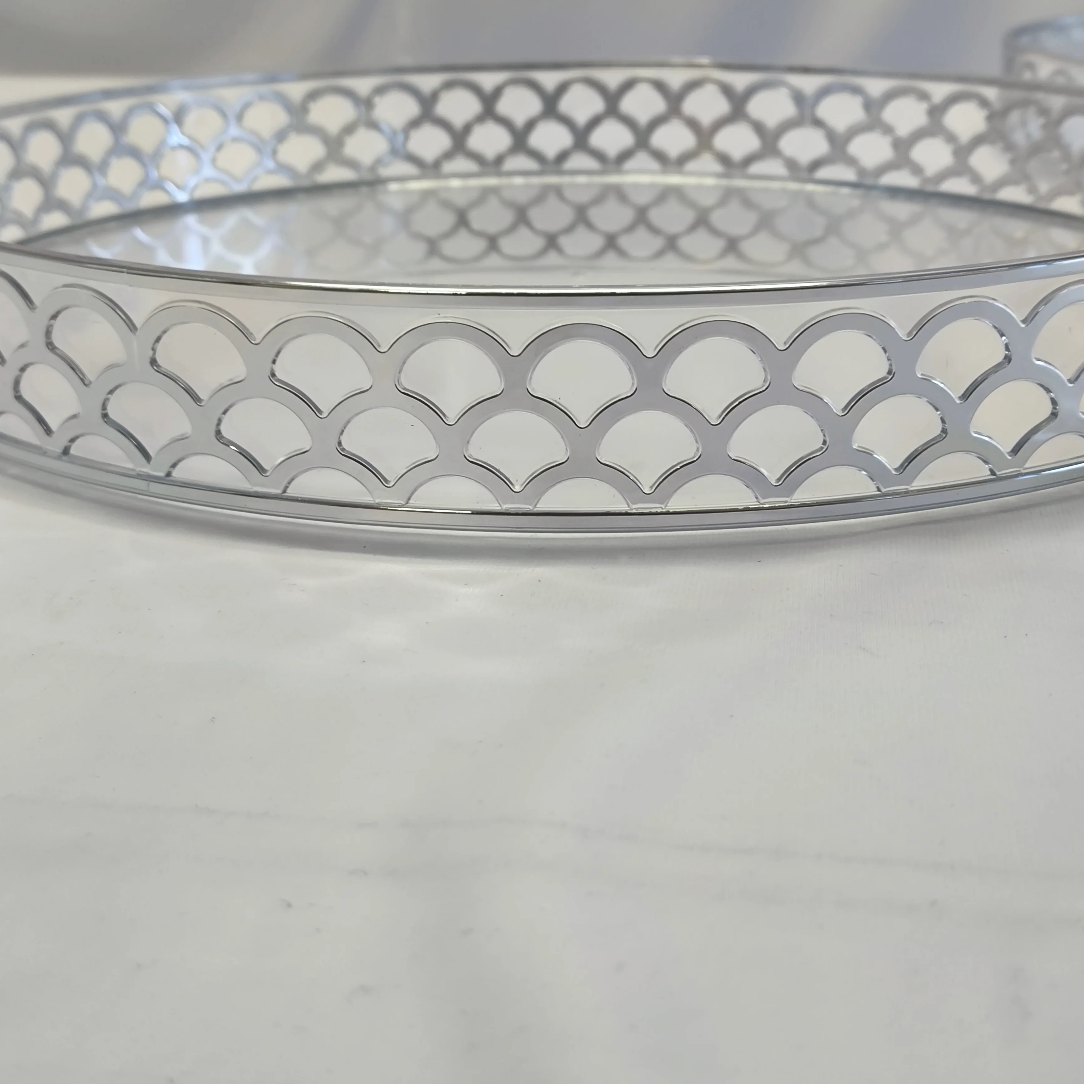 Set de 2 Charolas Decorativas Plateadas – Bandejas Redondas Elegantes para Mesa y Decoración - Image 3