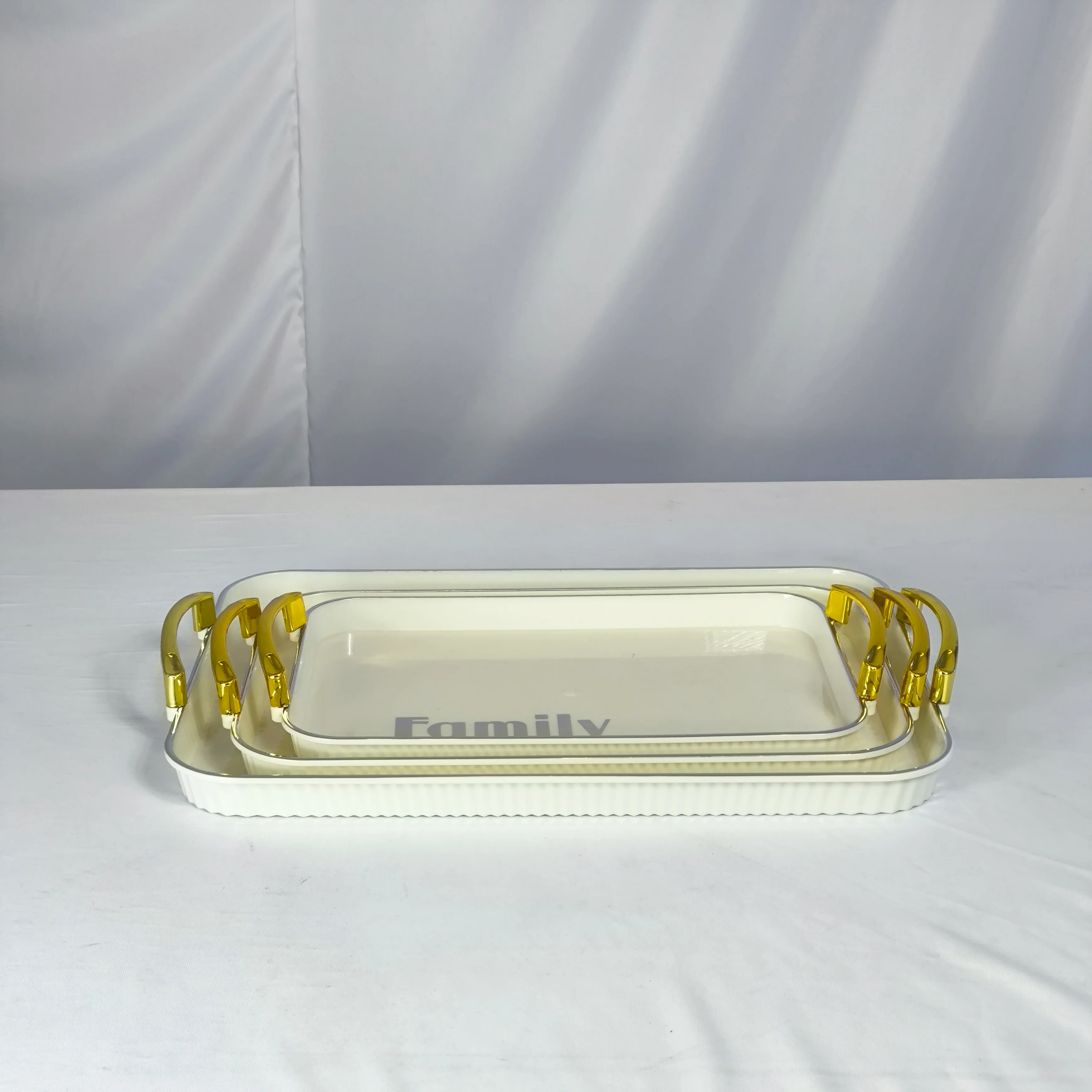 Set x3 Bandejas Color Crema con Asas Doradas – Family - Image 2