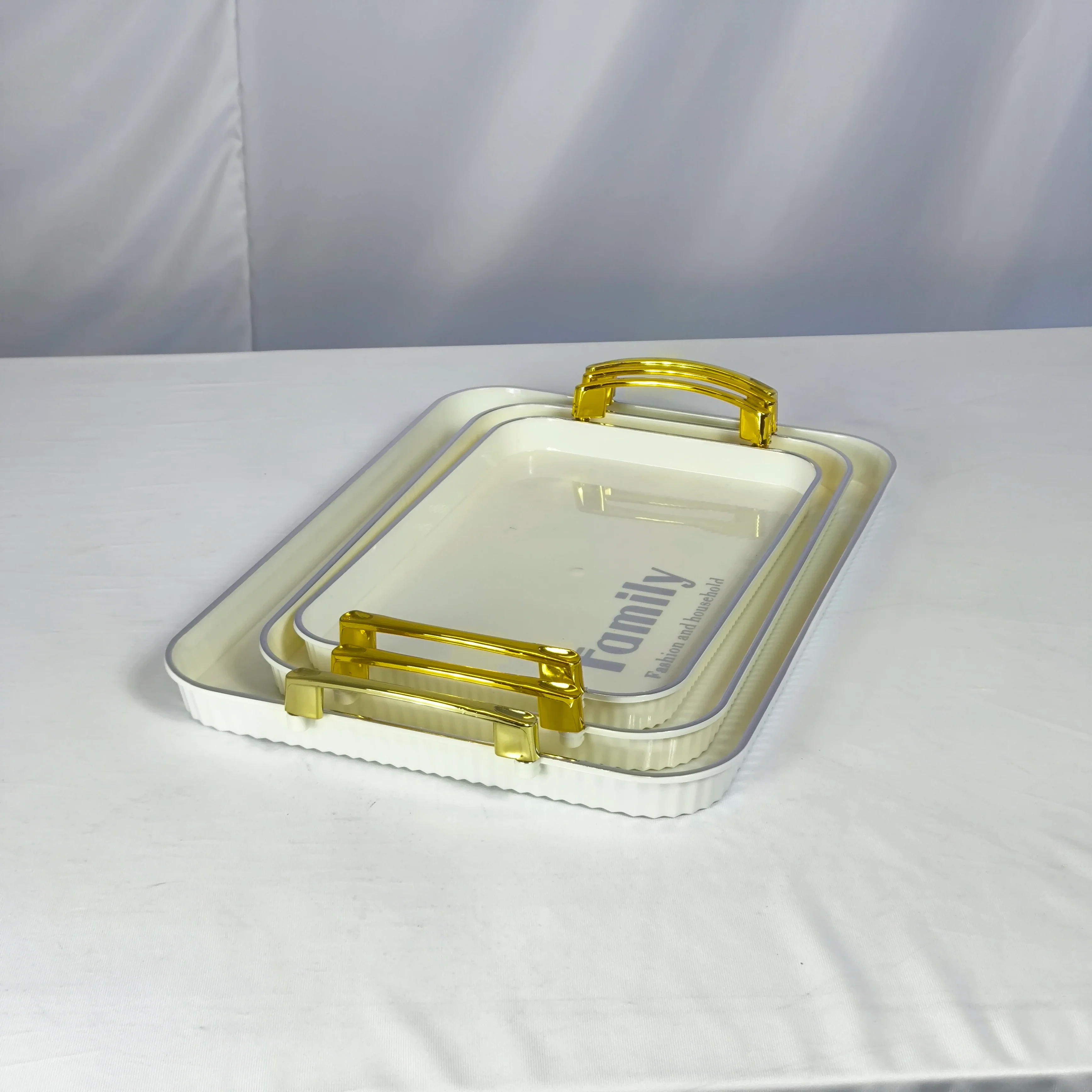Set x3 Bandejas Color Crema con Asas Doradas – Family - Image 3