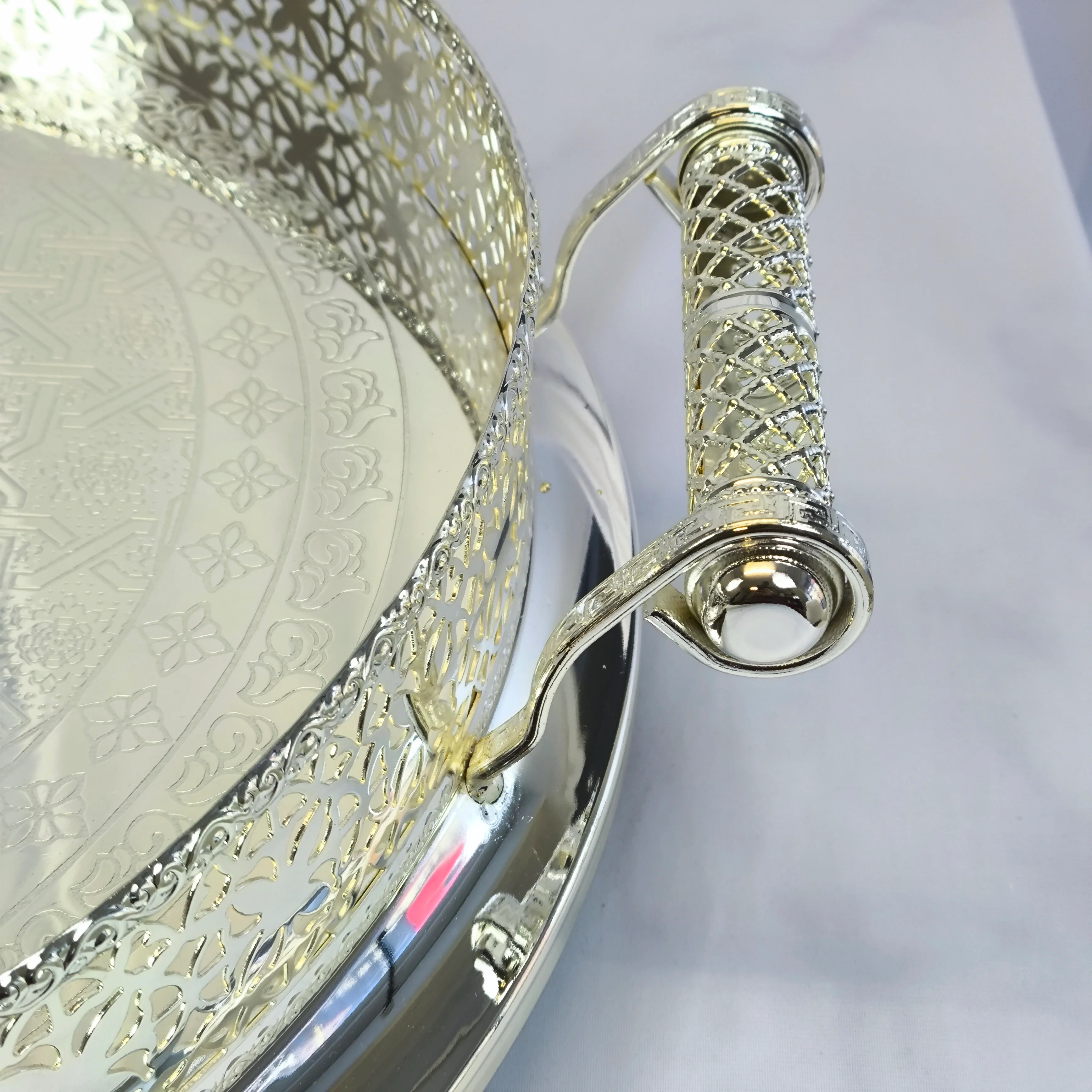 ✨ Bandeja Redonda Decorativa de Lujo en Acabado Plateado con Detalles Ornamentales ✨ - Image 3