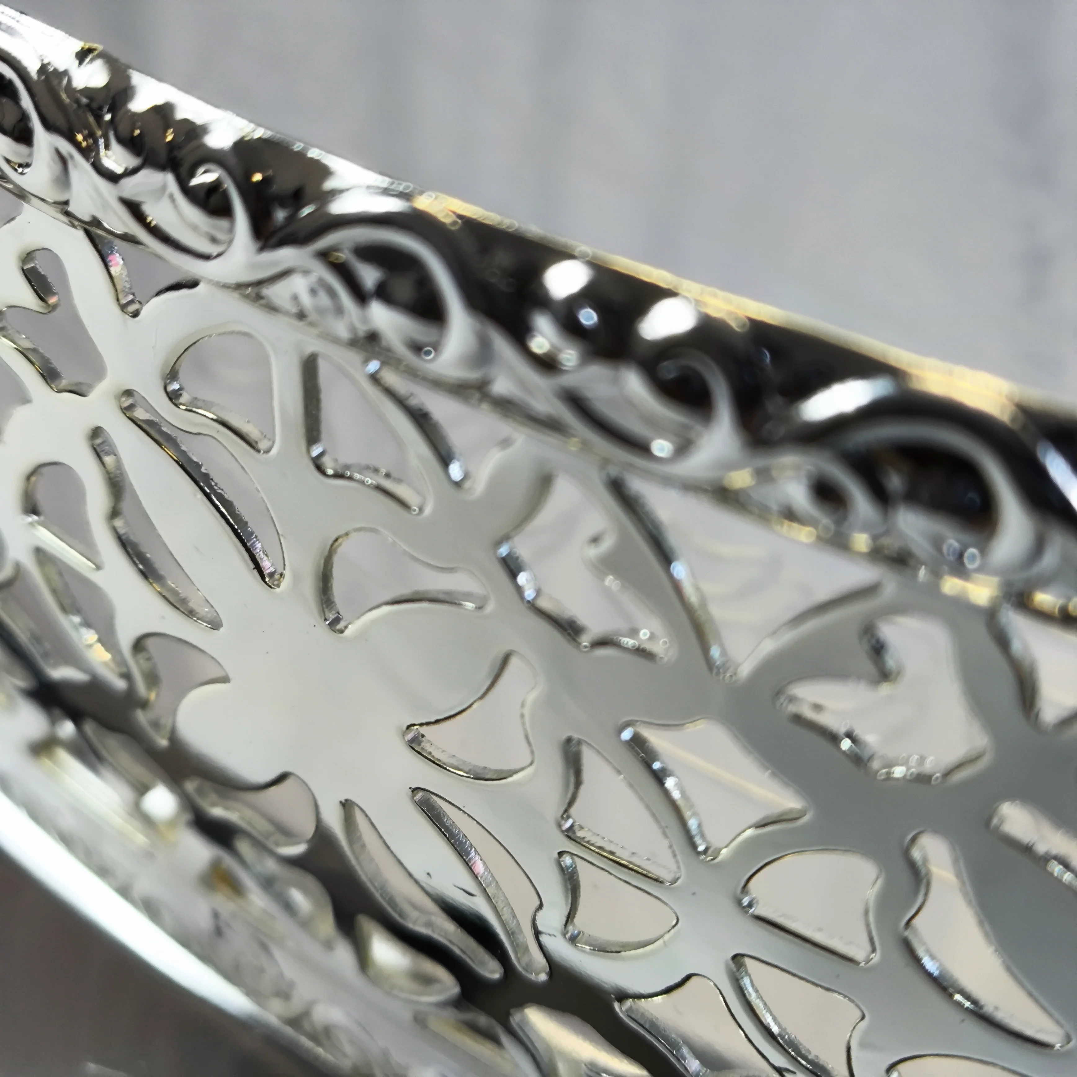 ✨ Bandeja Redonda Decorativa de Lujo en Acabado Plateado con Detalles Ornamentales ✨ - Image 6