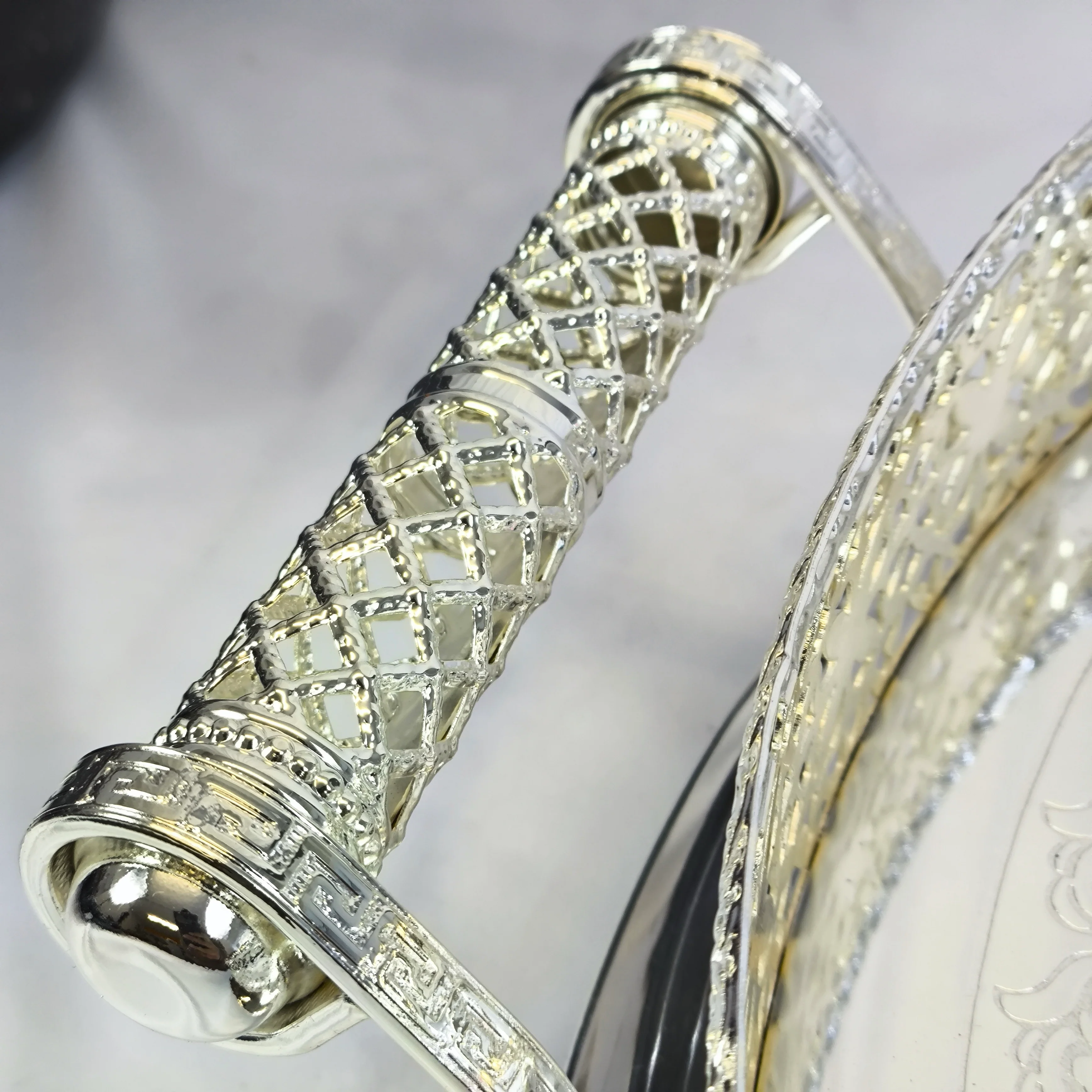 ✨ Bandeja Redonda Decorativa de Lujo en Acabado Plateado con Detalles Ornamentales ✨ - Image 7