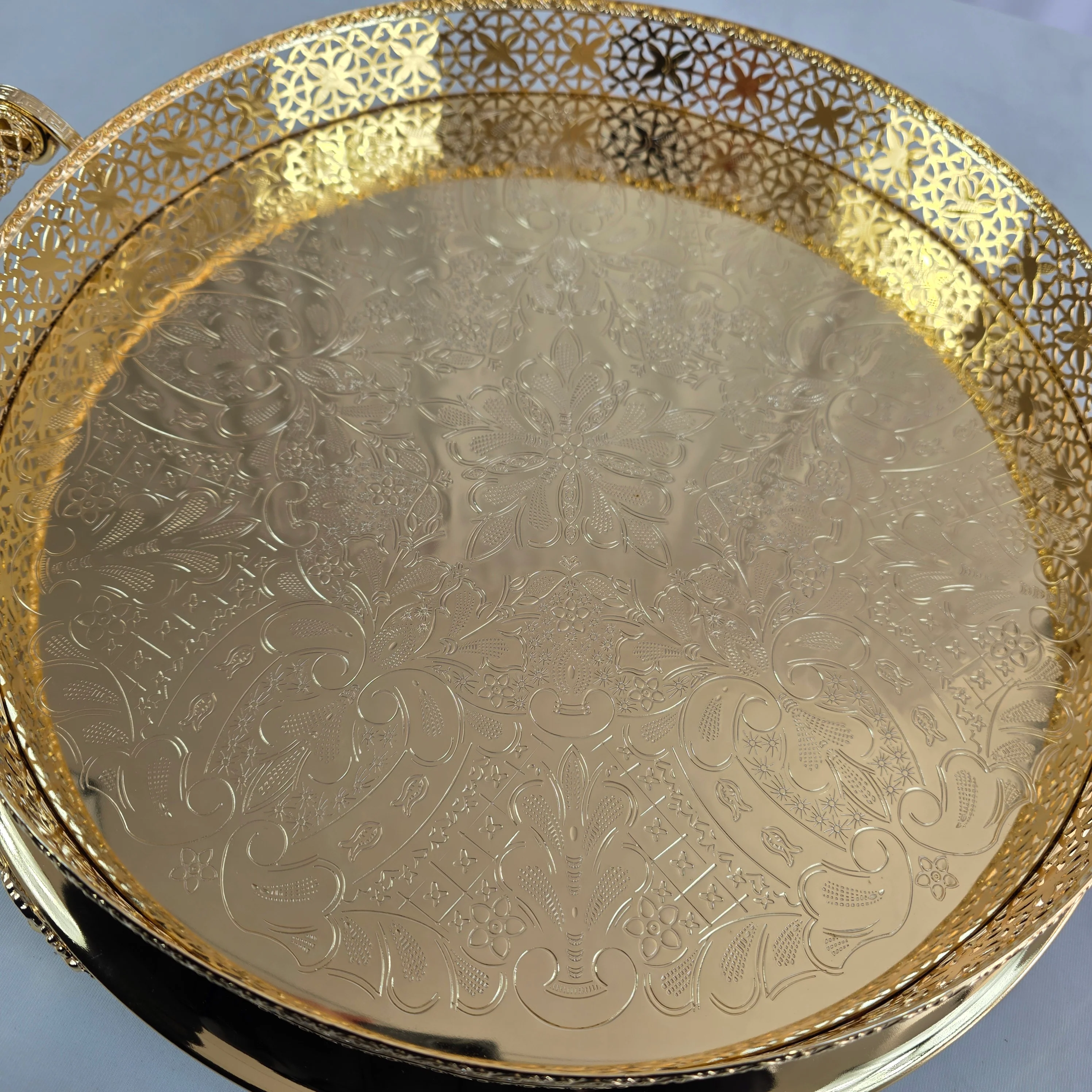 Bandeja Decorativa Redonda Dorada de 40 cm con Diseño Calado Elegante - Image 2