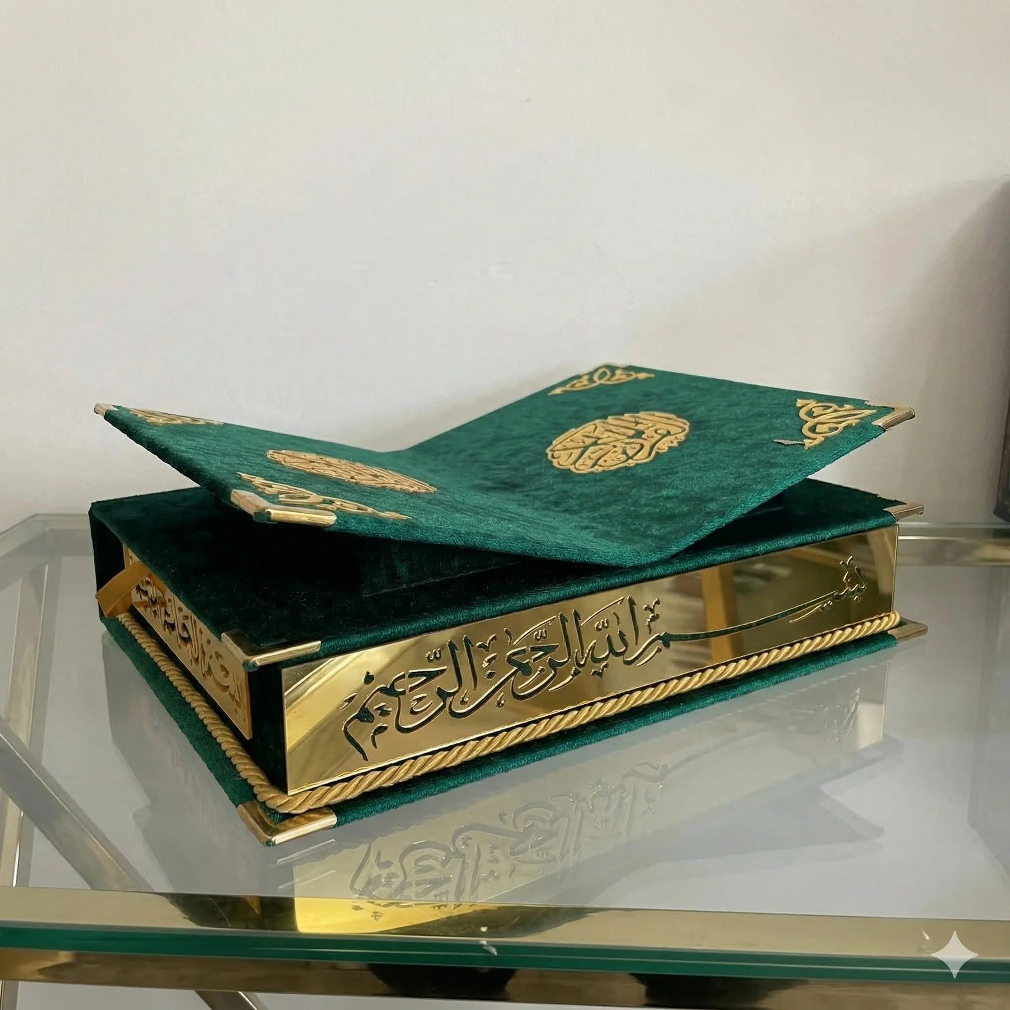 Cofre Decorativo para Corán con Soporte Integrado – Acabado Verde Terciopelo y Detalles Dorados