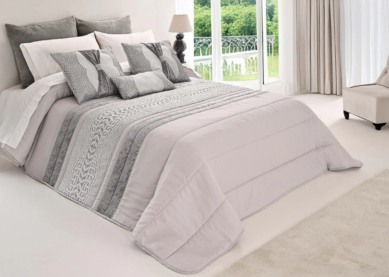 Colcha SUZY Elegante – Conjunto Decorativo con Tres Almohadas, 250 x 260 cm - COLOR GRIS CLARO