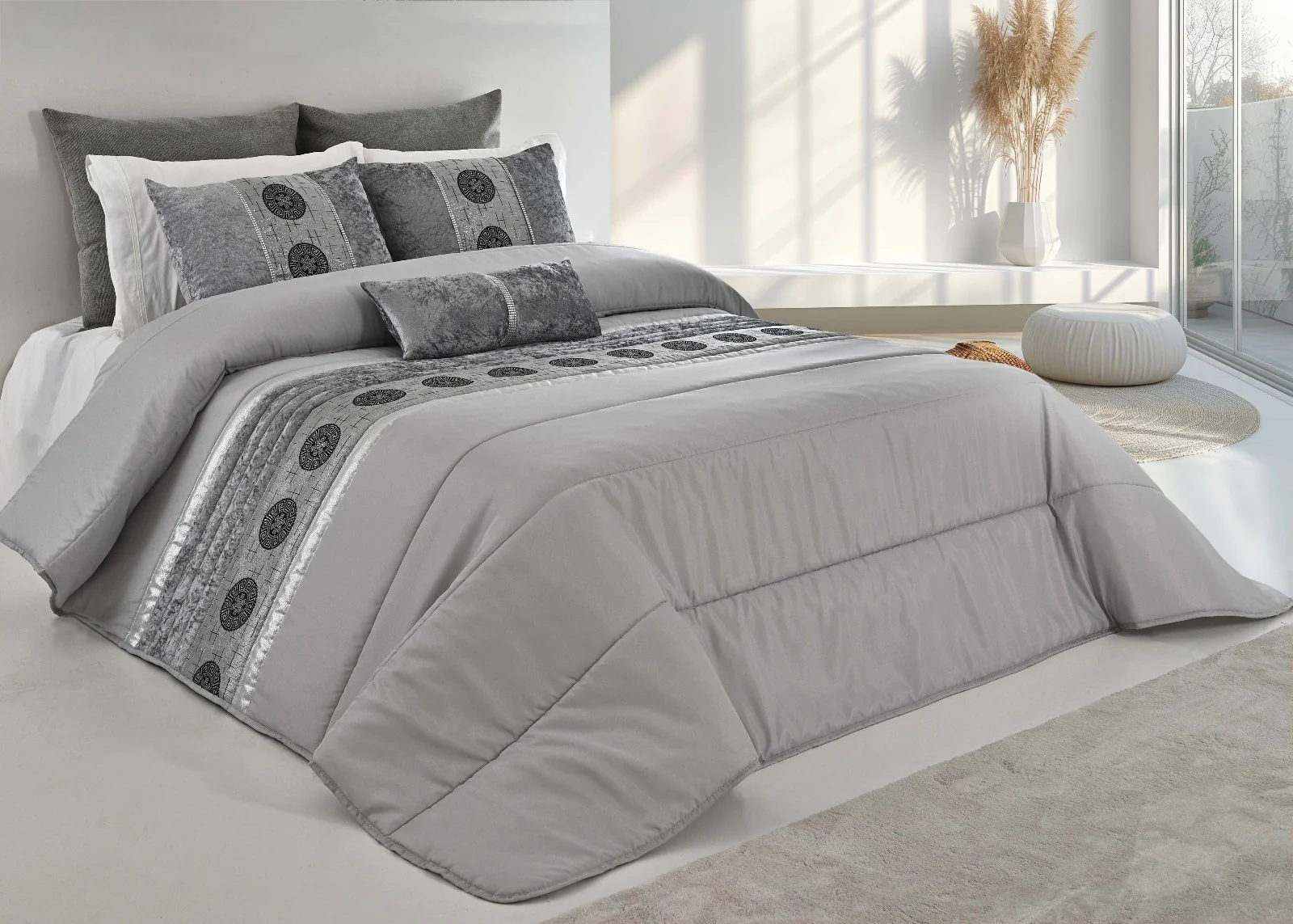 🏯 Colcha TOQUIO Elegante – Conjunto Decorativo con Tres Almohadas, 250 x 260 cm - COLOR GRIS CLARO - Image 2