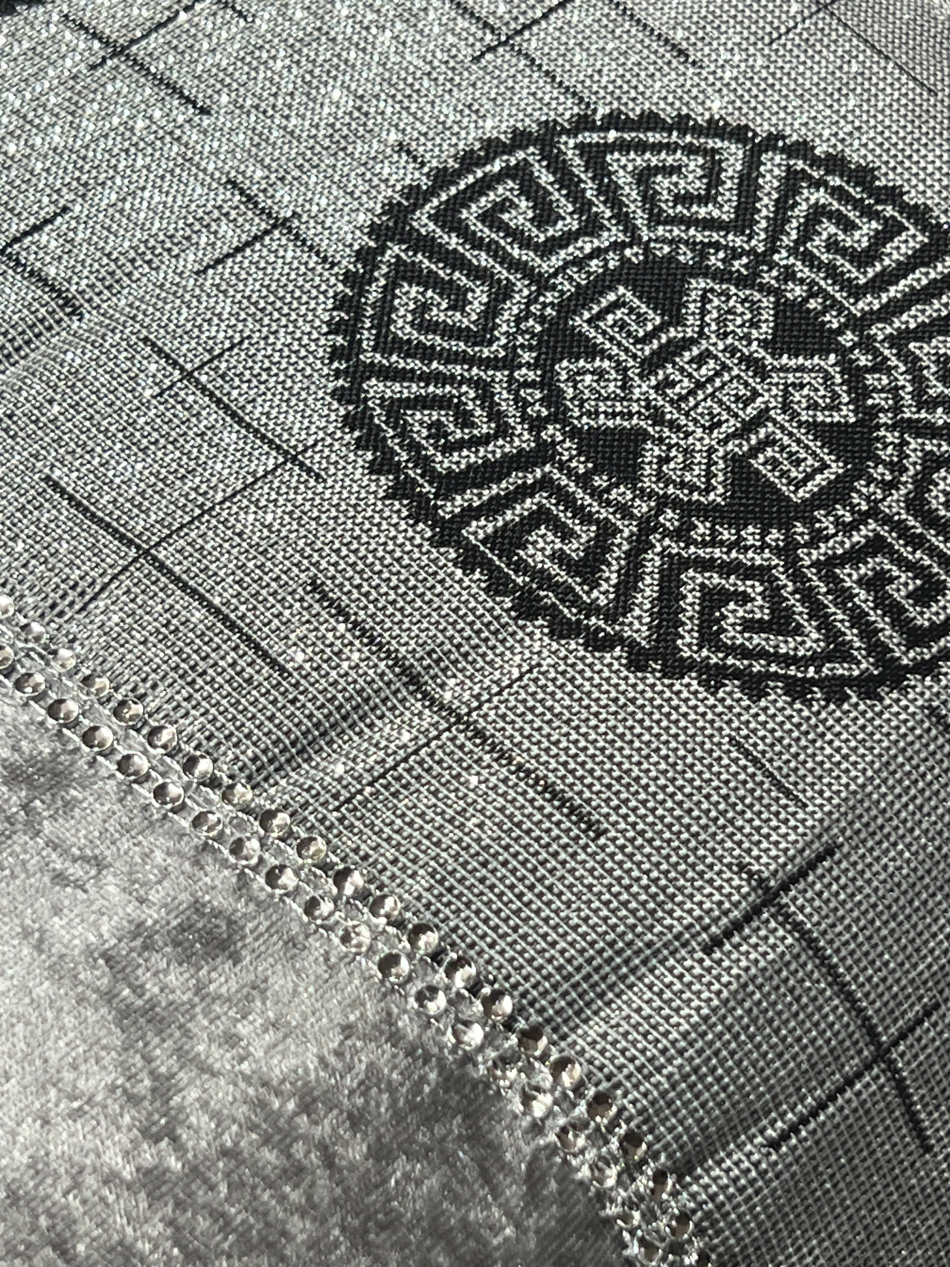 🏯 Colcha TOQUIO Elegante – Conjunto Decorativo con Tres Almohadas, 250 x 260 cm - COLOR GRIS OSCURO - Image 3
