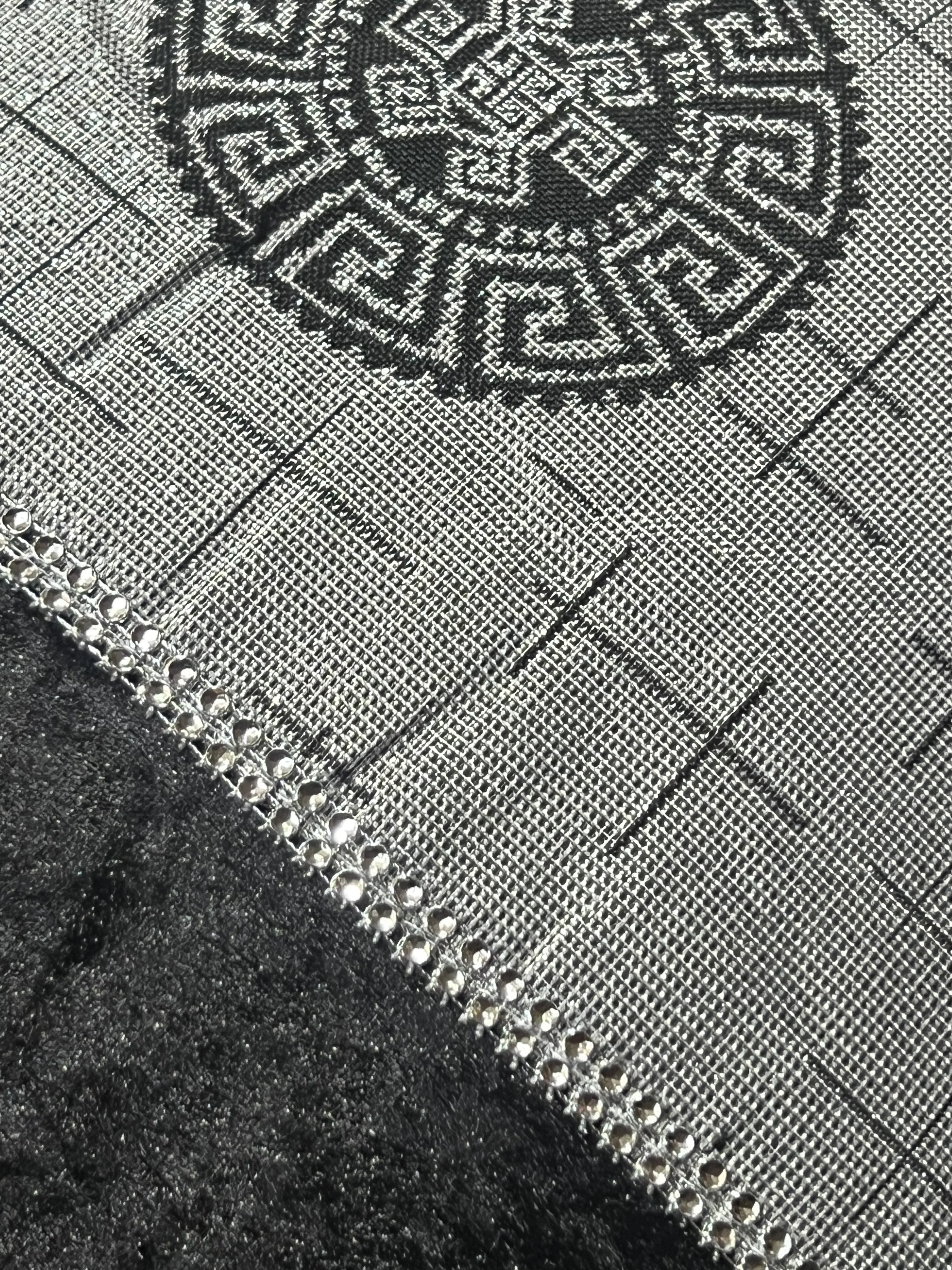 🏯 Colcha TOQUIO Elegante – Conjunto Decorativo con Tres Almohadas, 250 x 260 cm - COLOR NEGRO - Image 3