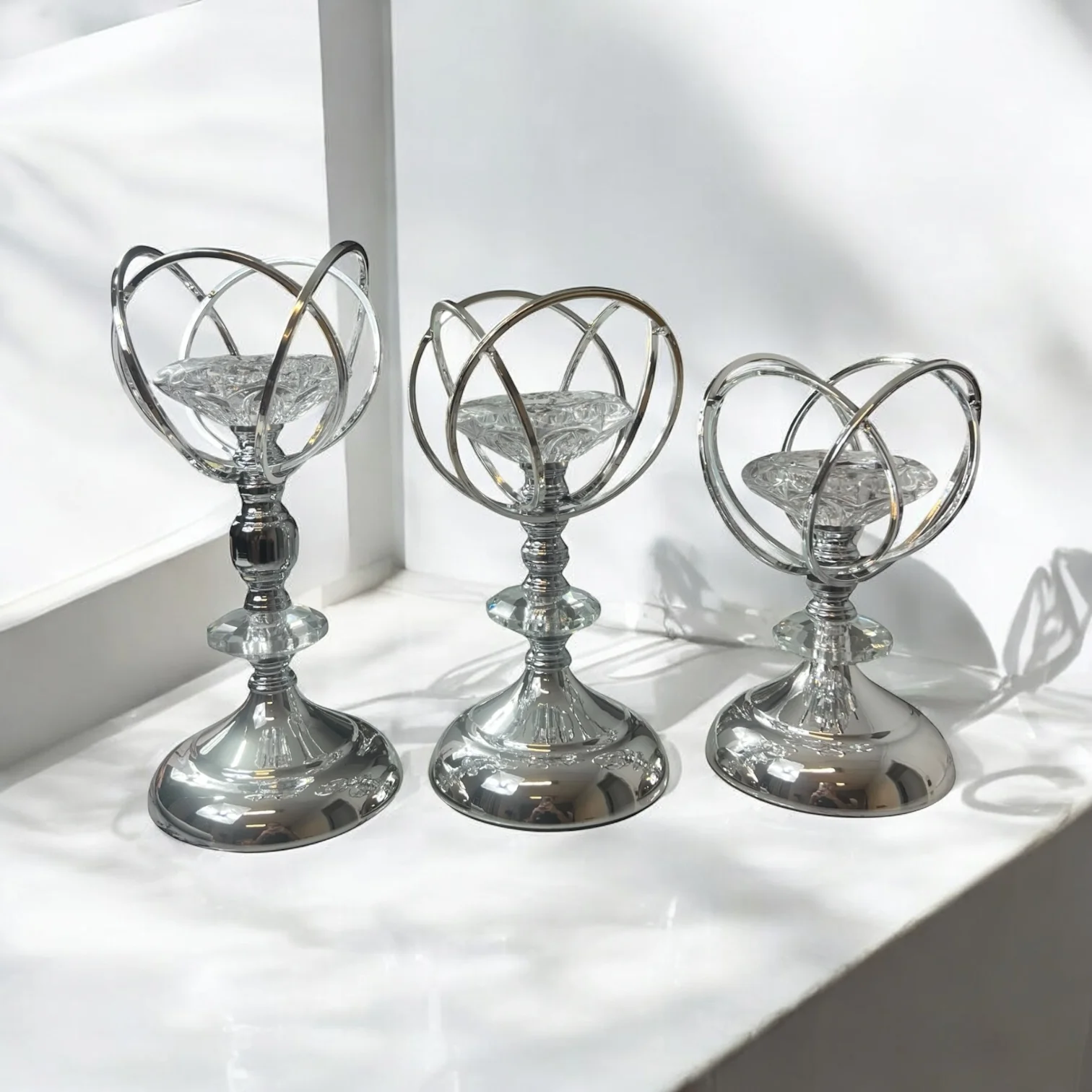 Set de 3 portavelas decorativos en metal dorado con punta de cristal tallado