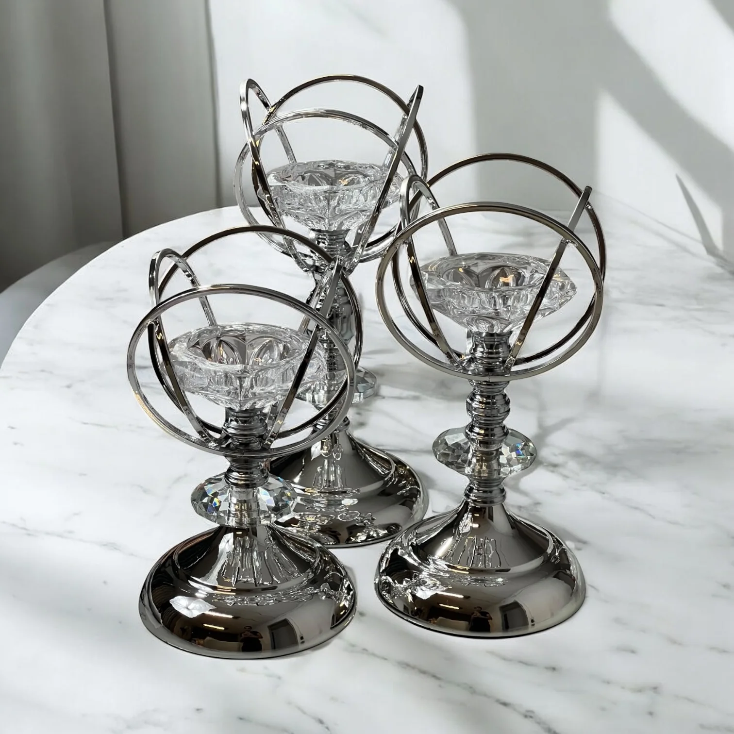 Set de 3 portavelas decorativos en metal dorado con punta de cristal tallado - Image 3