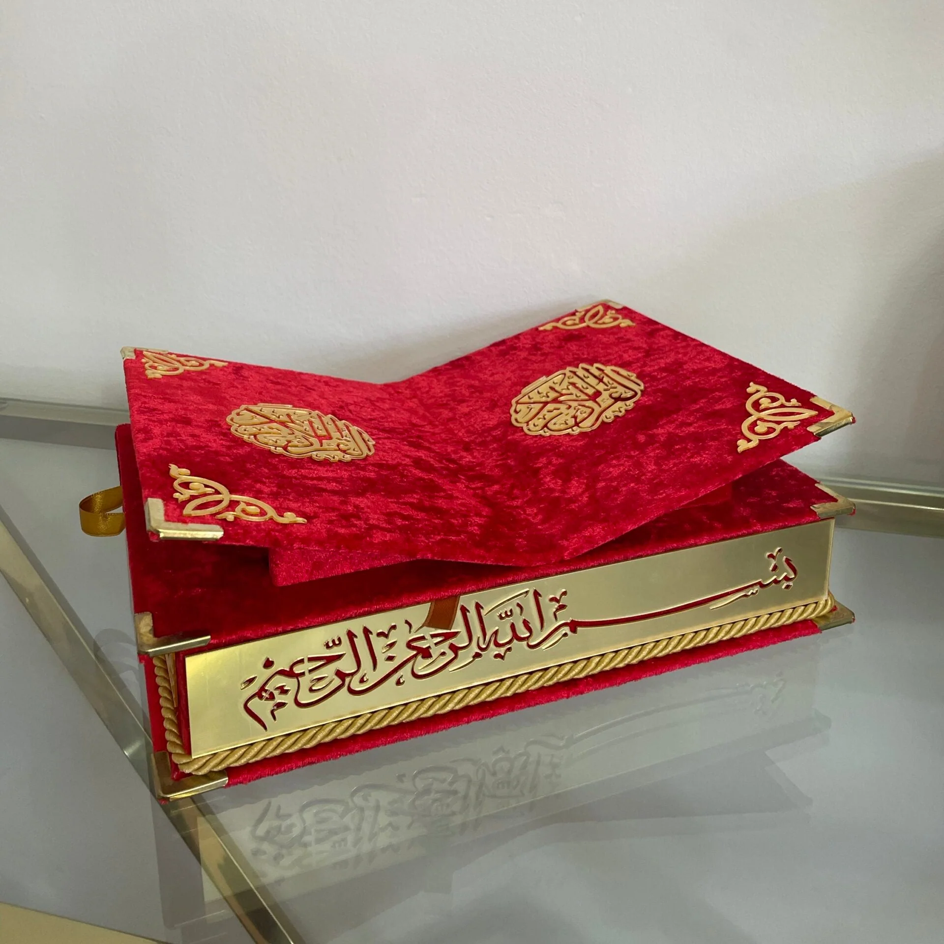 Cofre Decorativo para Corán con Soporte Integrado – Acabado Rojo Terciopelo y Detalles Dorados