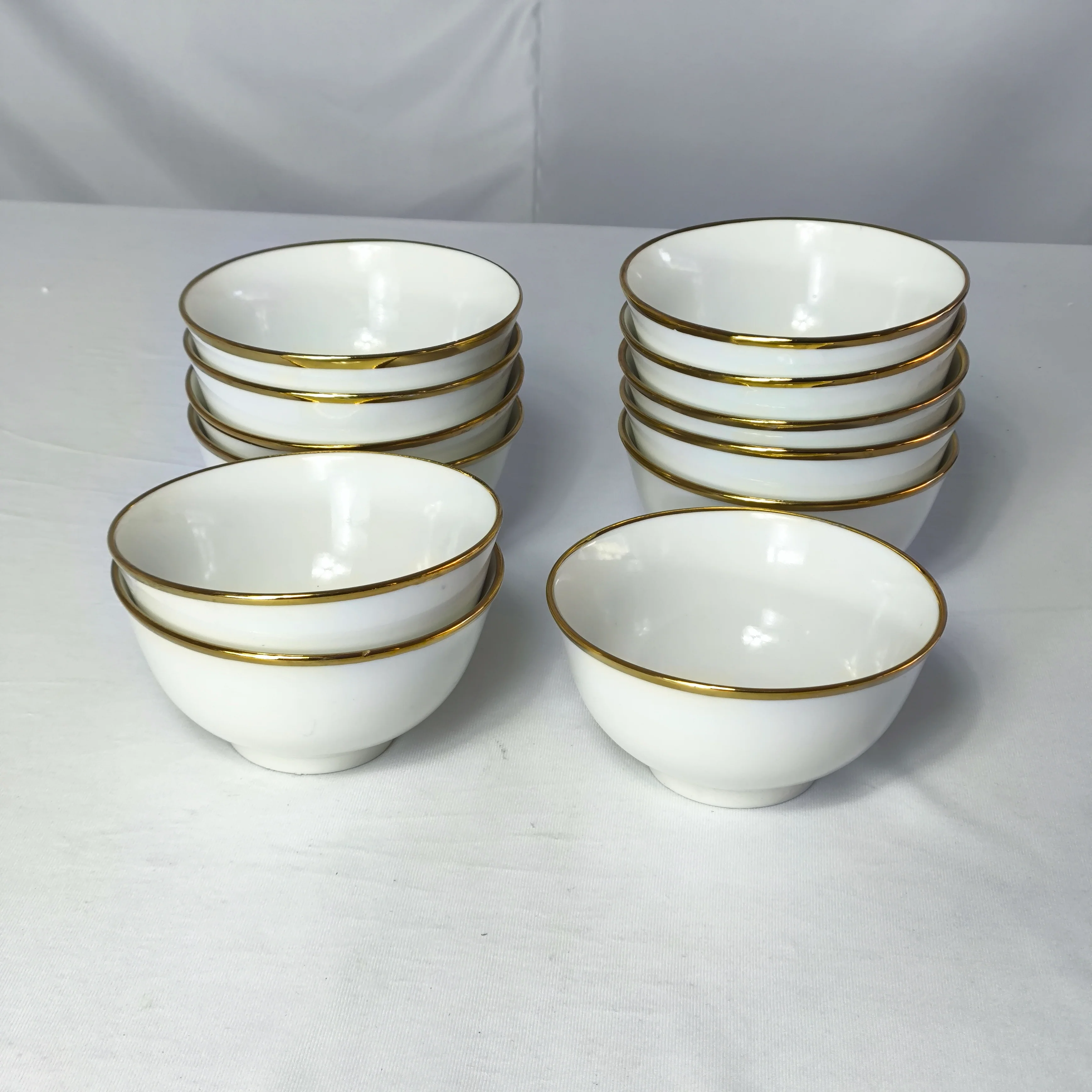 Set de 12 Bowls de Porcelana Blanca con Borde Dorado – Elegancia y Estilo - Image 2