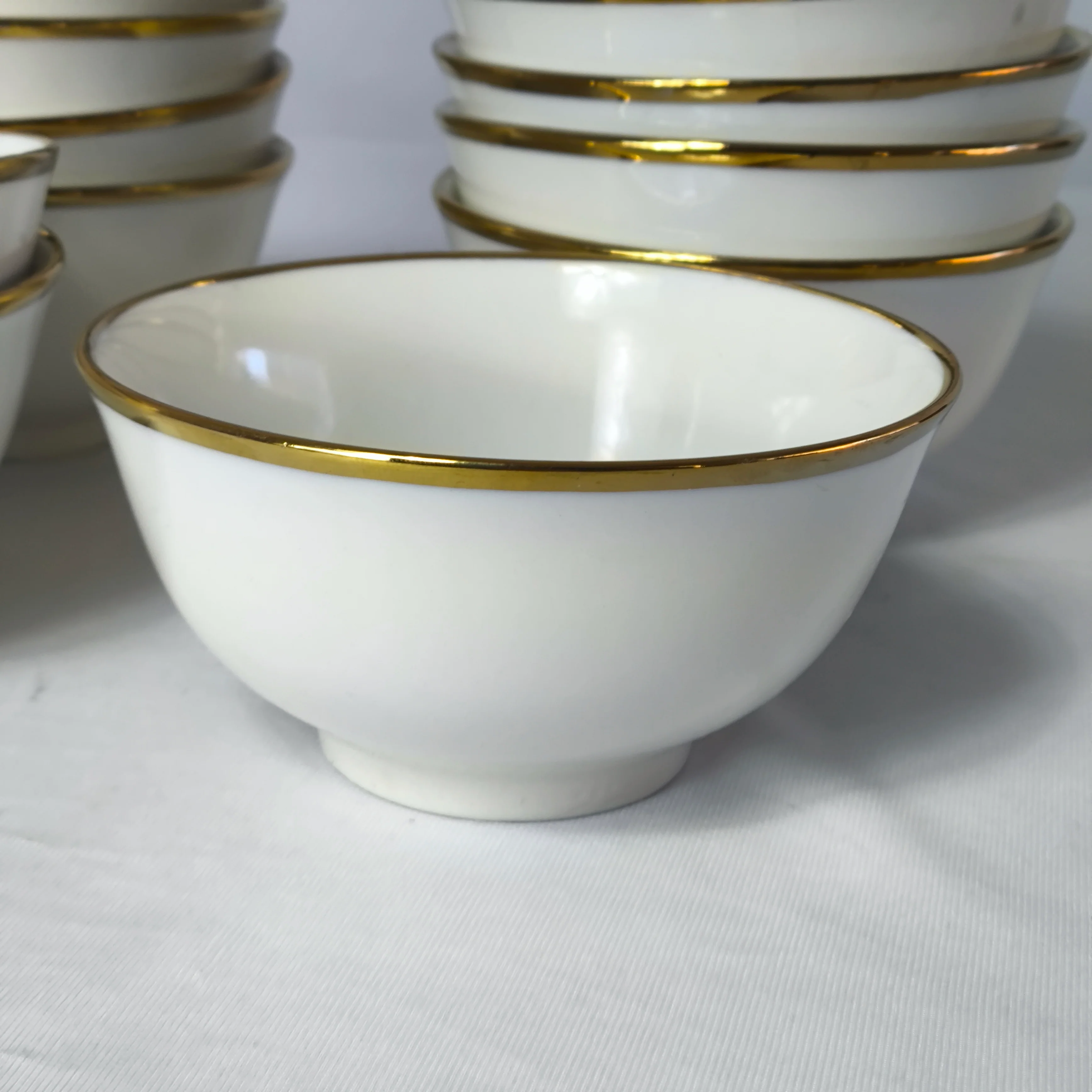 Set de 12 Bowls de Porcelana Blanca con Borde Dorado – Elegancia y Estilo - Image 3