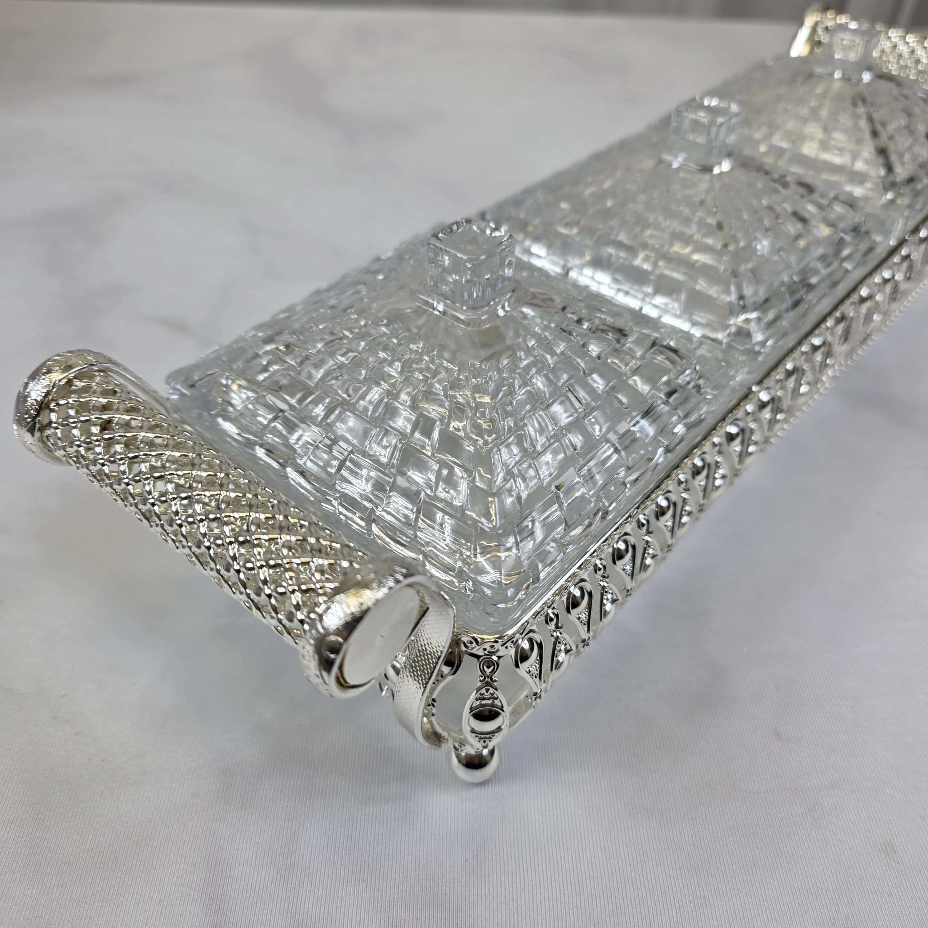 Elegante set de recipientes de cristal con base decorativa en metal plateado - Image 2