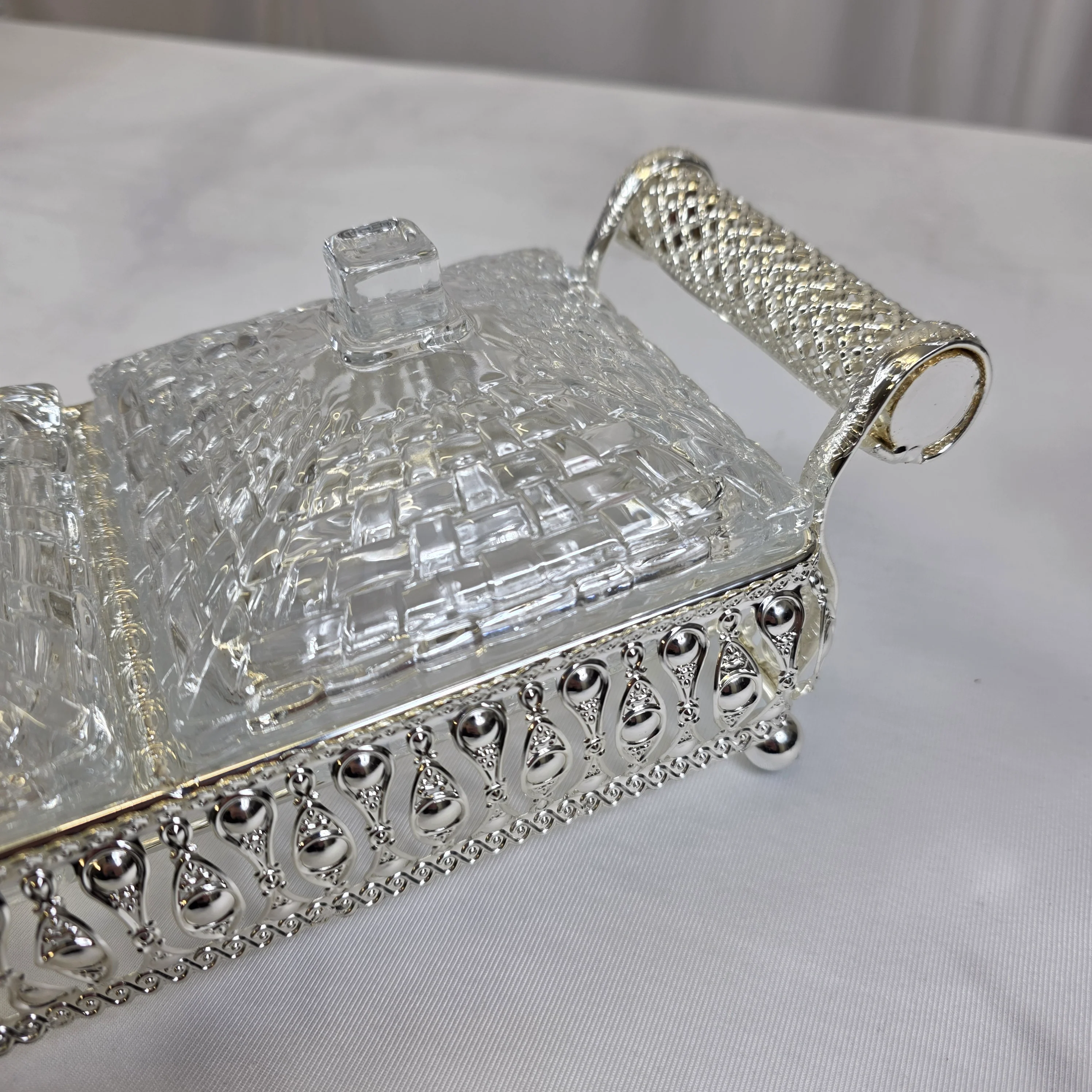 Elegante set de recipientes de cristal con base decorativa en metal plateado - Image 3