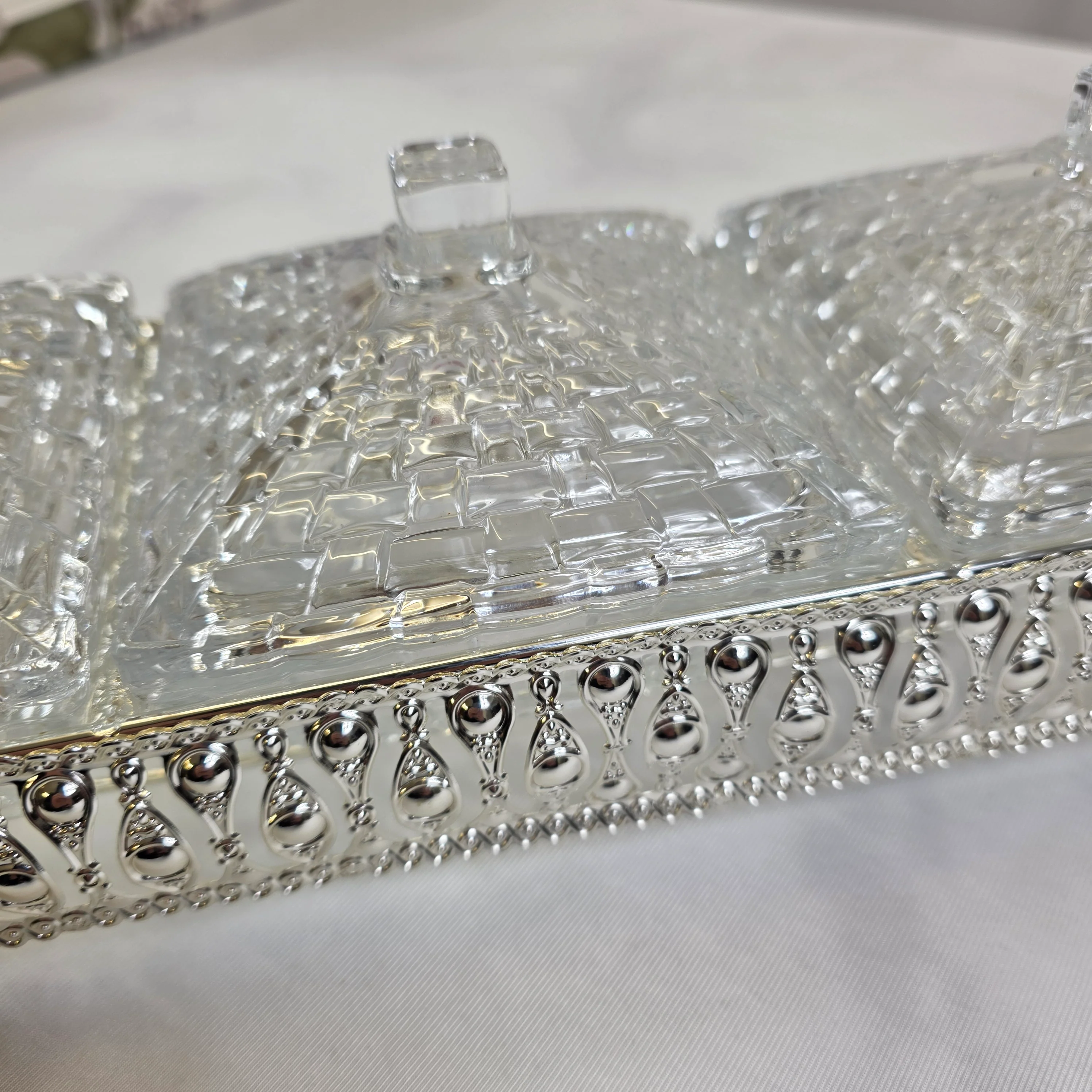Elegante set de recipientes de cristal con base decorativa en metal plateado - Image 4
