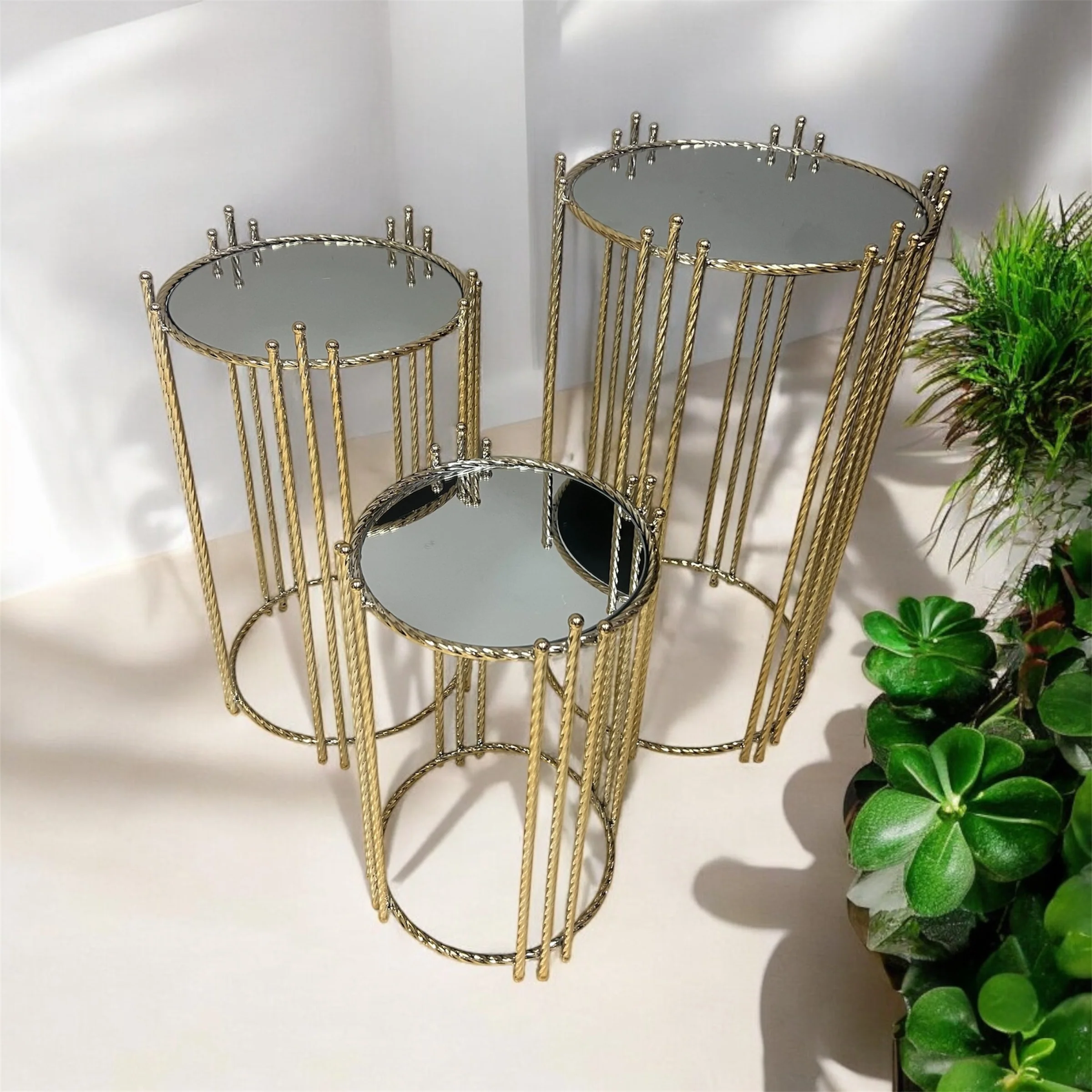 Set de 3 Mesas Auxiliares Doradas con Superficie de Espejo – Diseño Moderno y Elegante