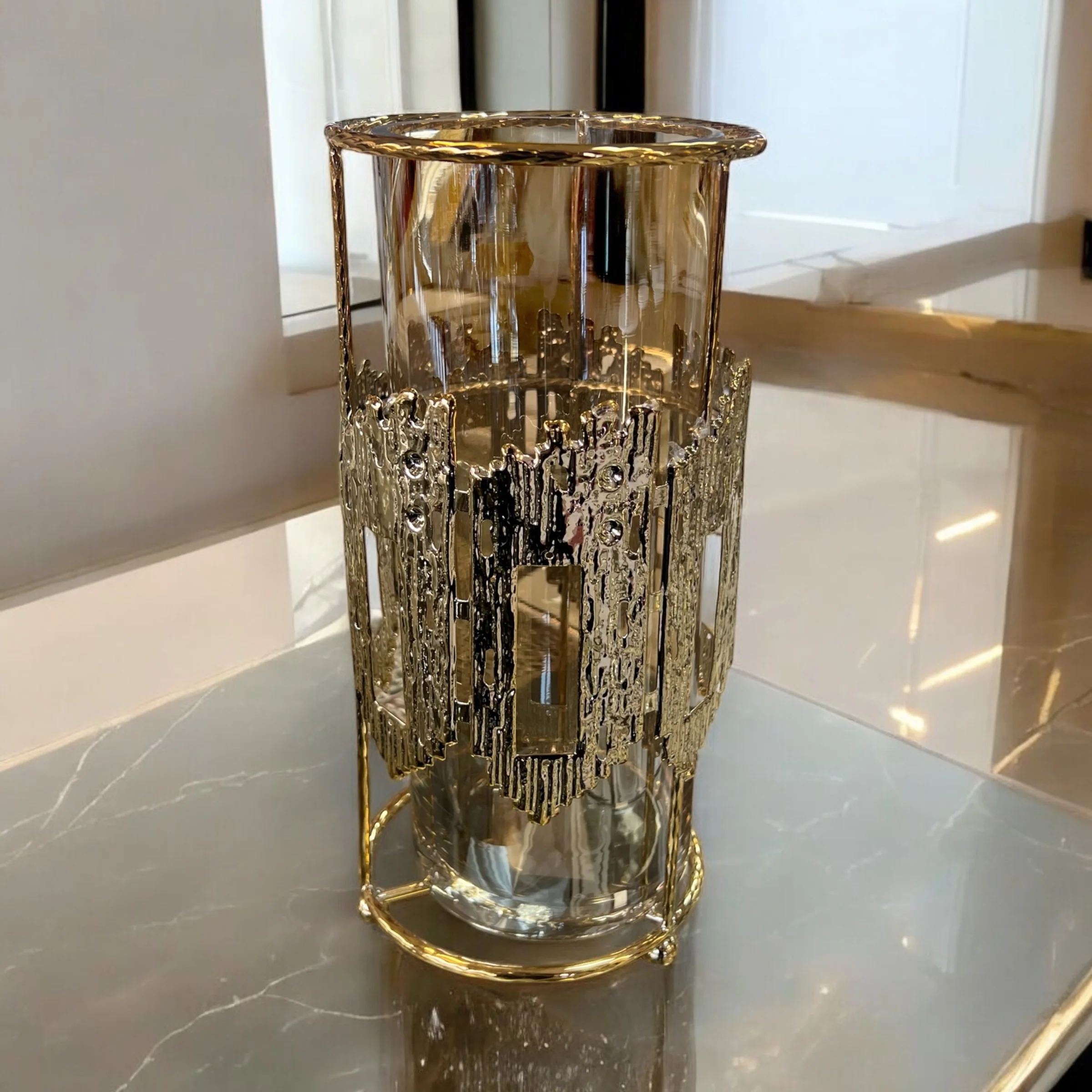 Portavelas de Cristal con Detalle Metálico Dorado – Diseño Moderno y Lujos