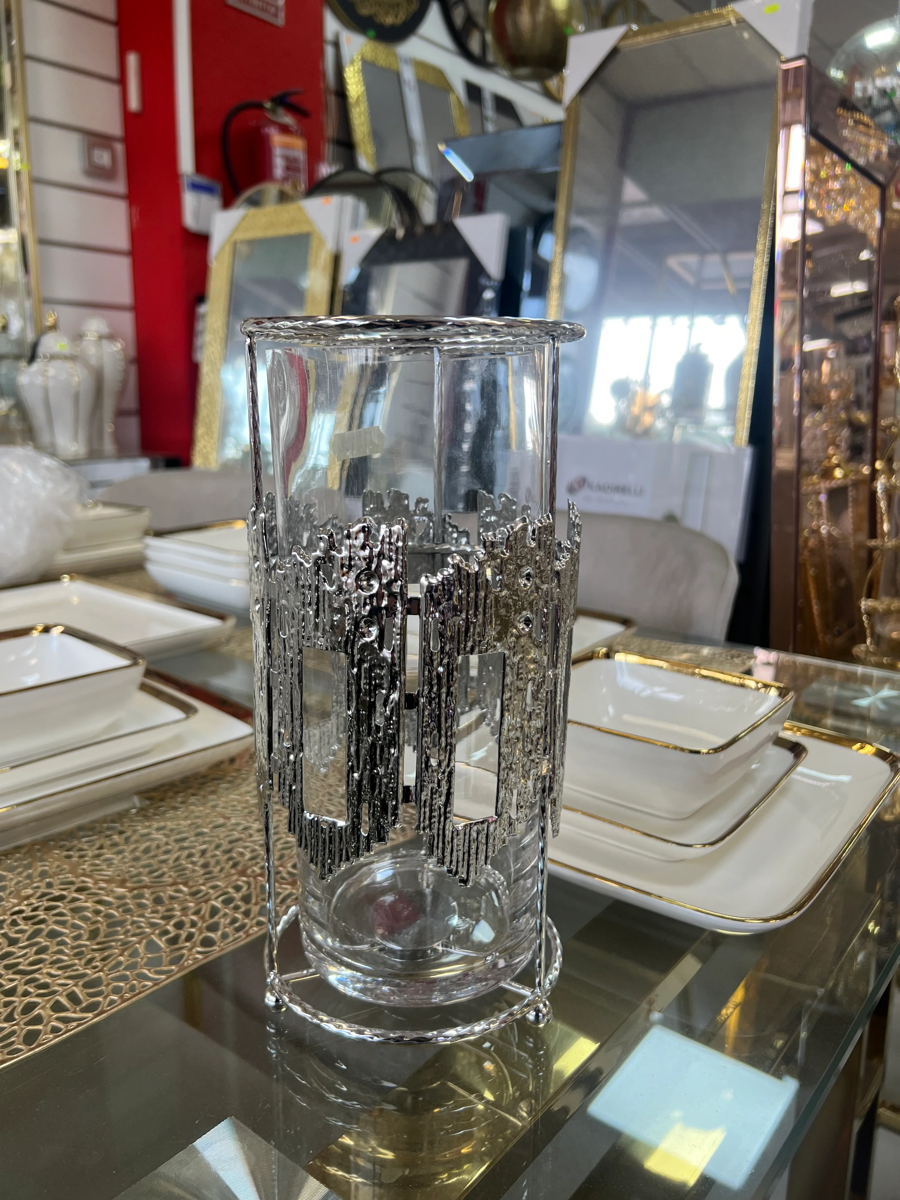 Portavelas de Cristal con Detalle Metálico Plateado – Diseño Moderno y Elegante - Image 2