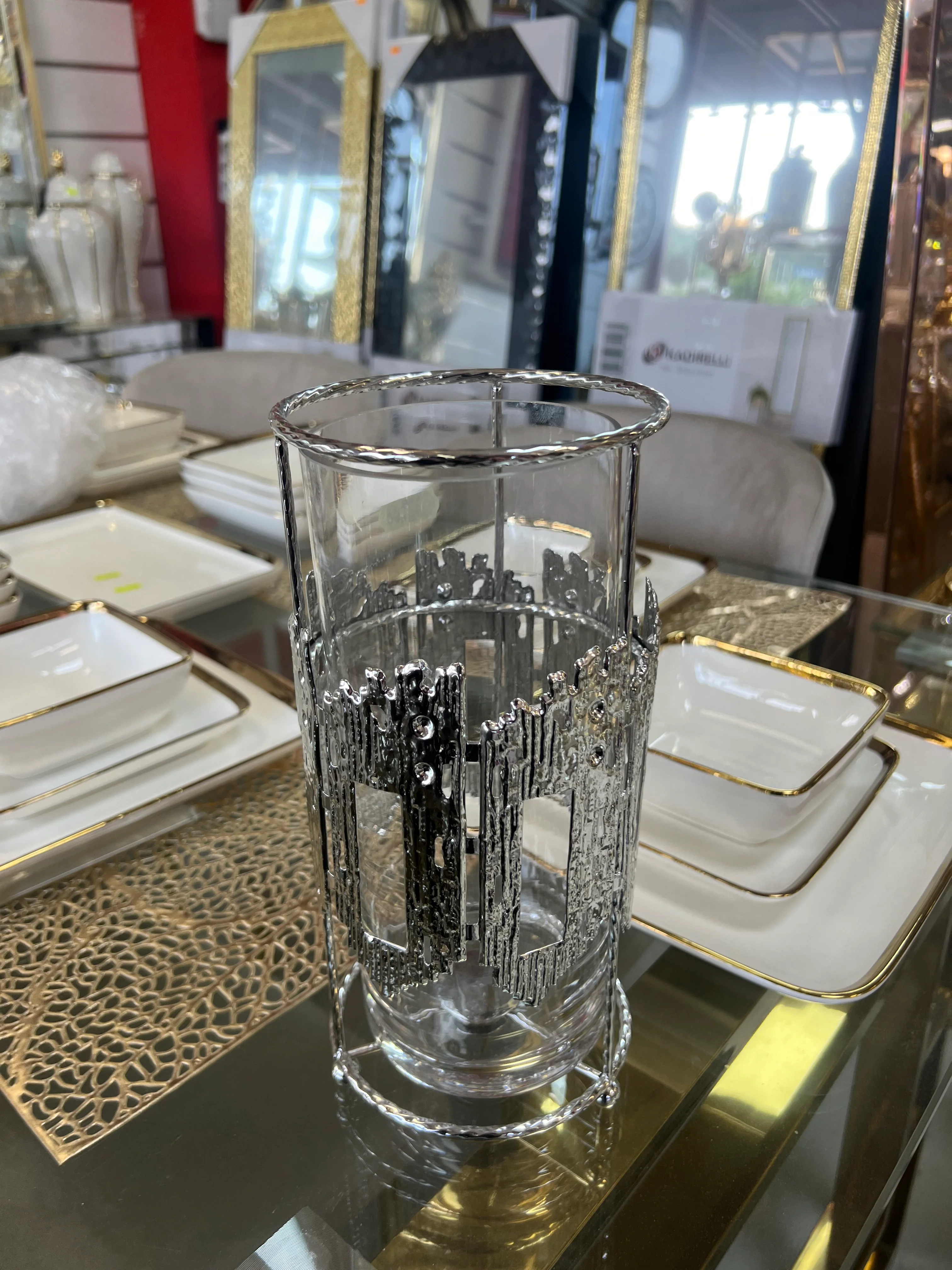 Portavelas de Cristal con Detalle Metálico Plateado – Diseño Moderno y Elegante - Image 3
