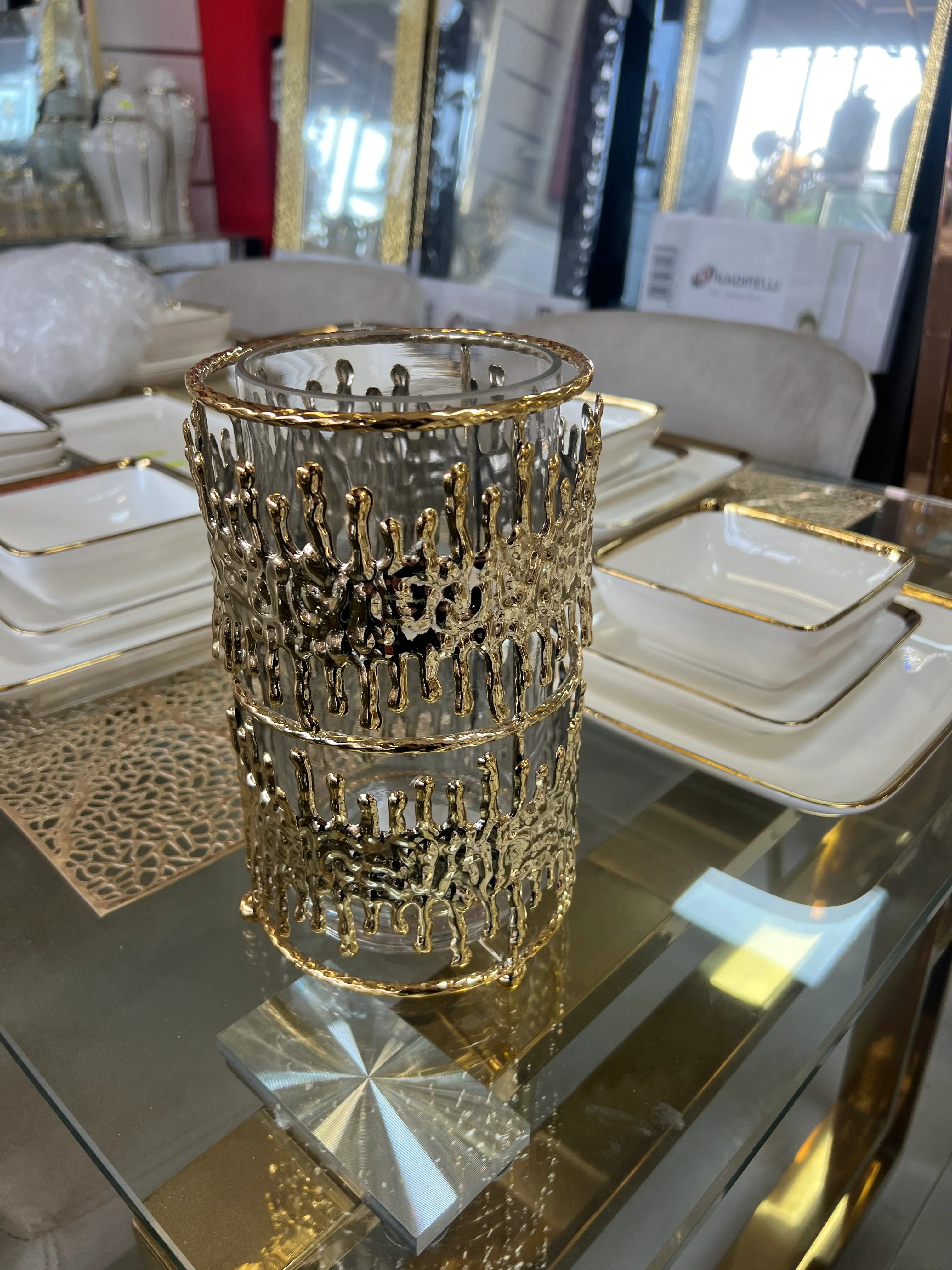 Portavelas de Cristal con Estructura Dorada – Diseño Moderno y Artístico - Image 2