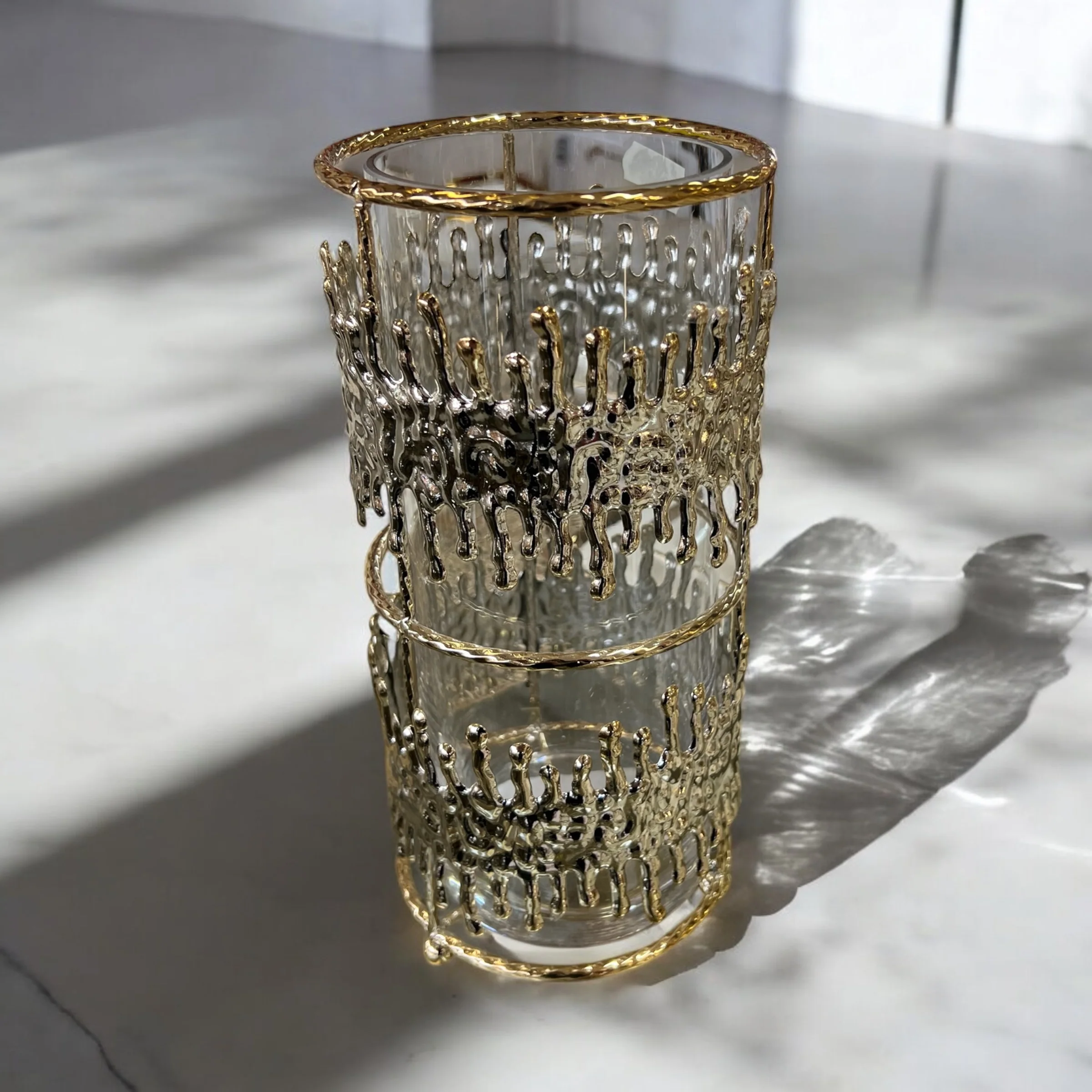 Portavelas de Cristal con Detalle Metálico Dorado – Diseño Artístico y Moderno