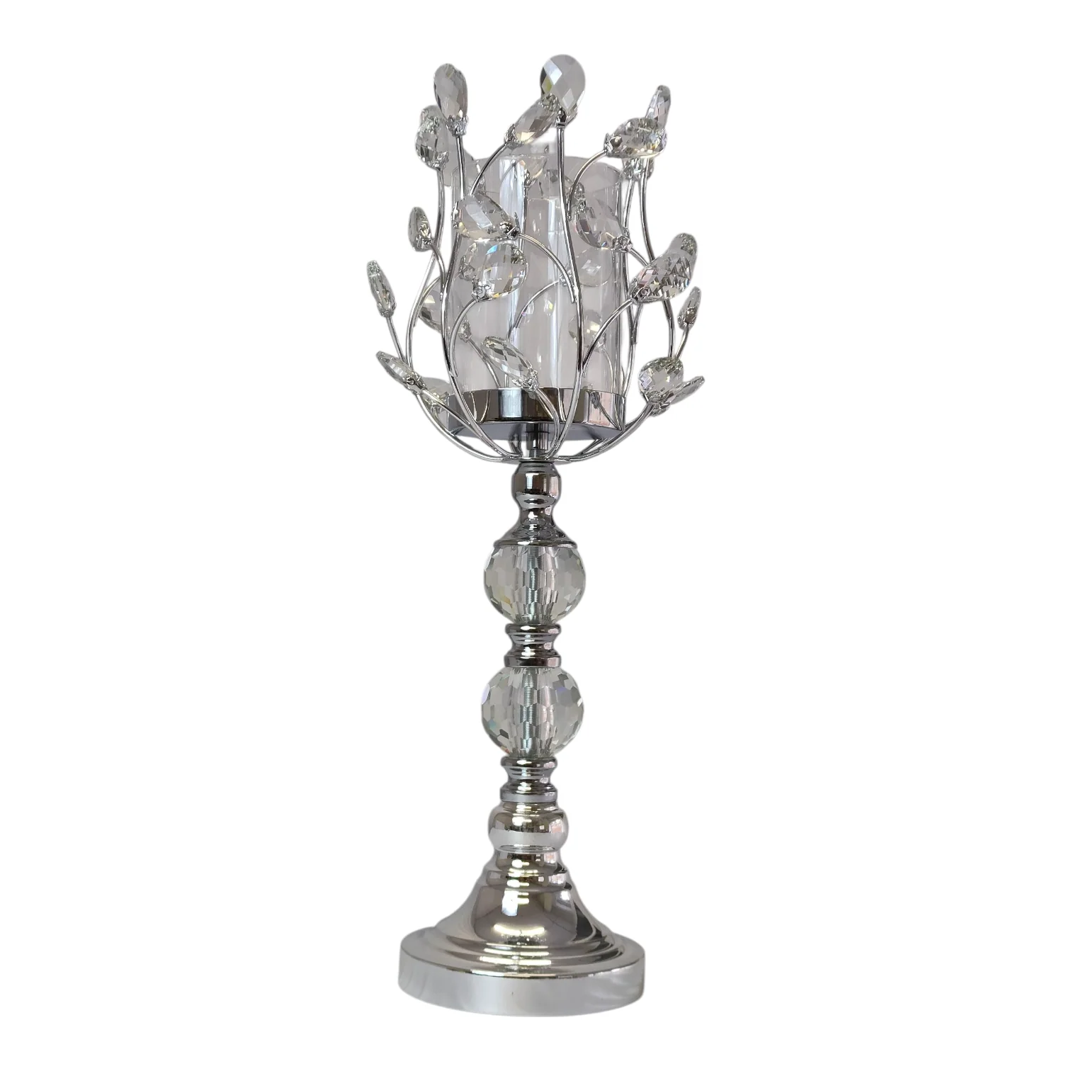 Candelabro Plateado con Pétalos de Cristal y Detalle de Doble Esfera ✨