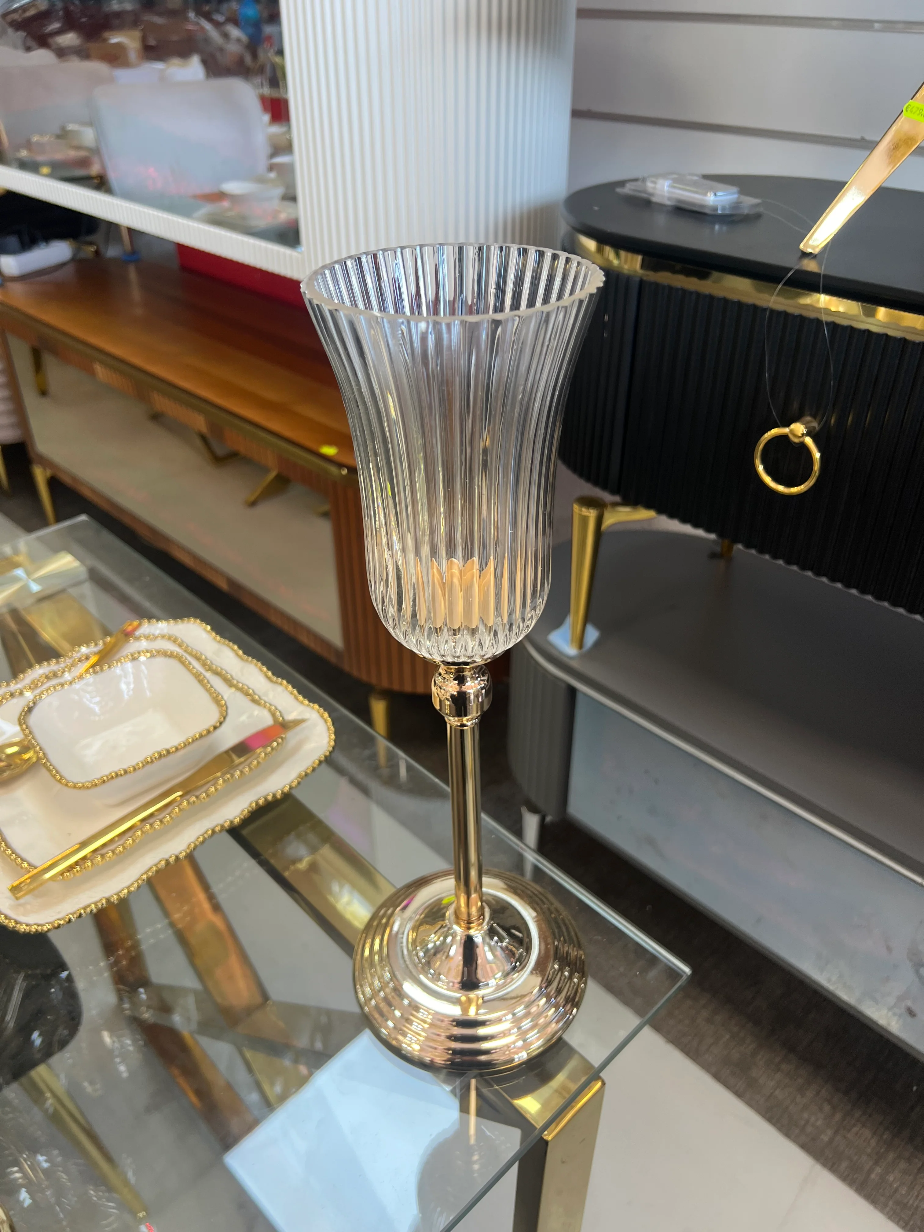 Portavelas de Cristal Acanalado con Base de Metal Dorado - Image 2