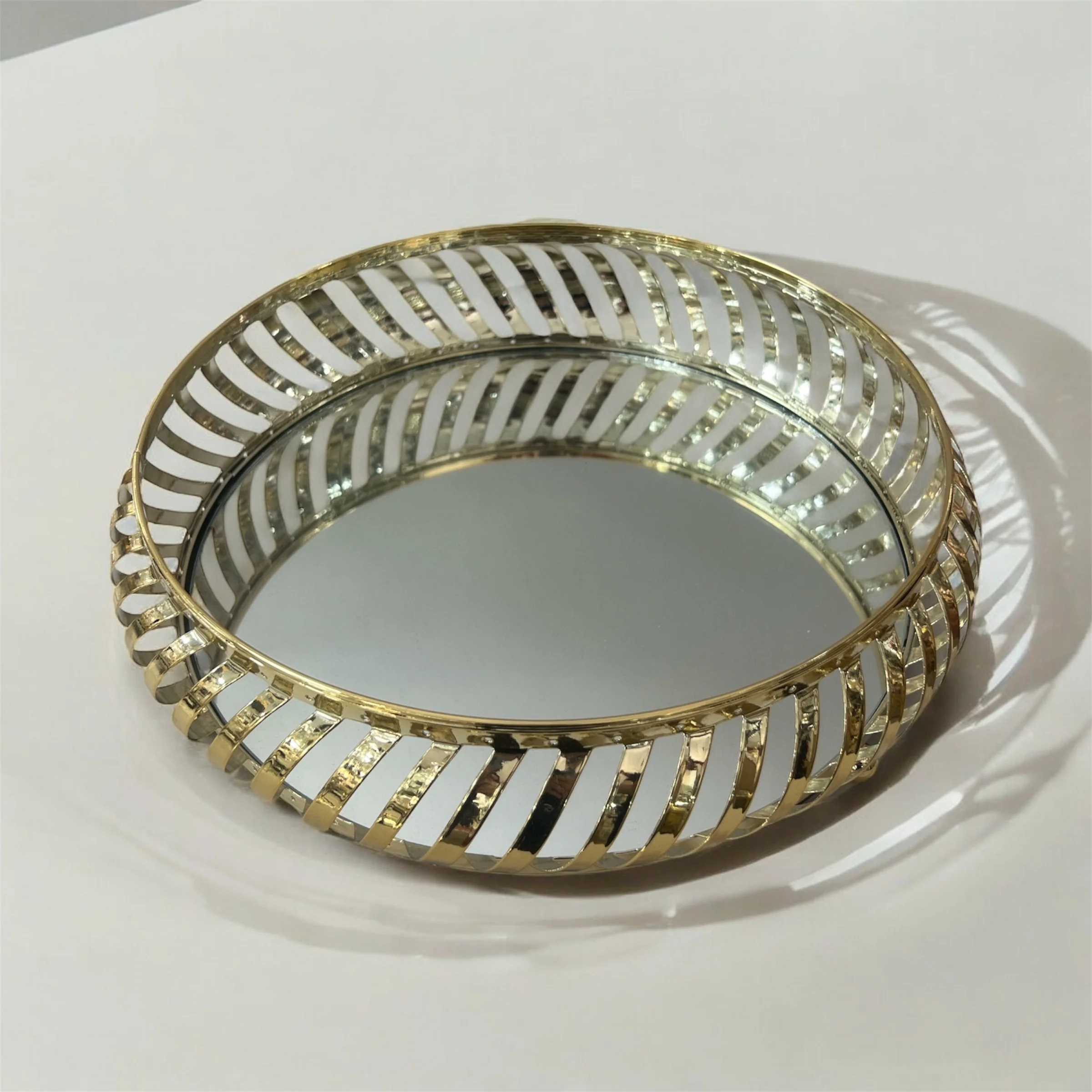 Centro de Mesa Redondo de Metal Dorado con Espejo Decorativo - Image 3