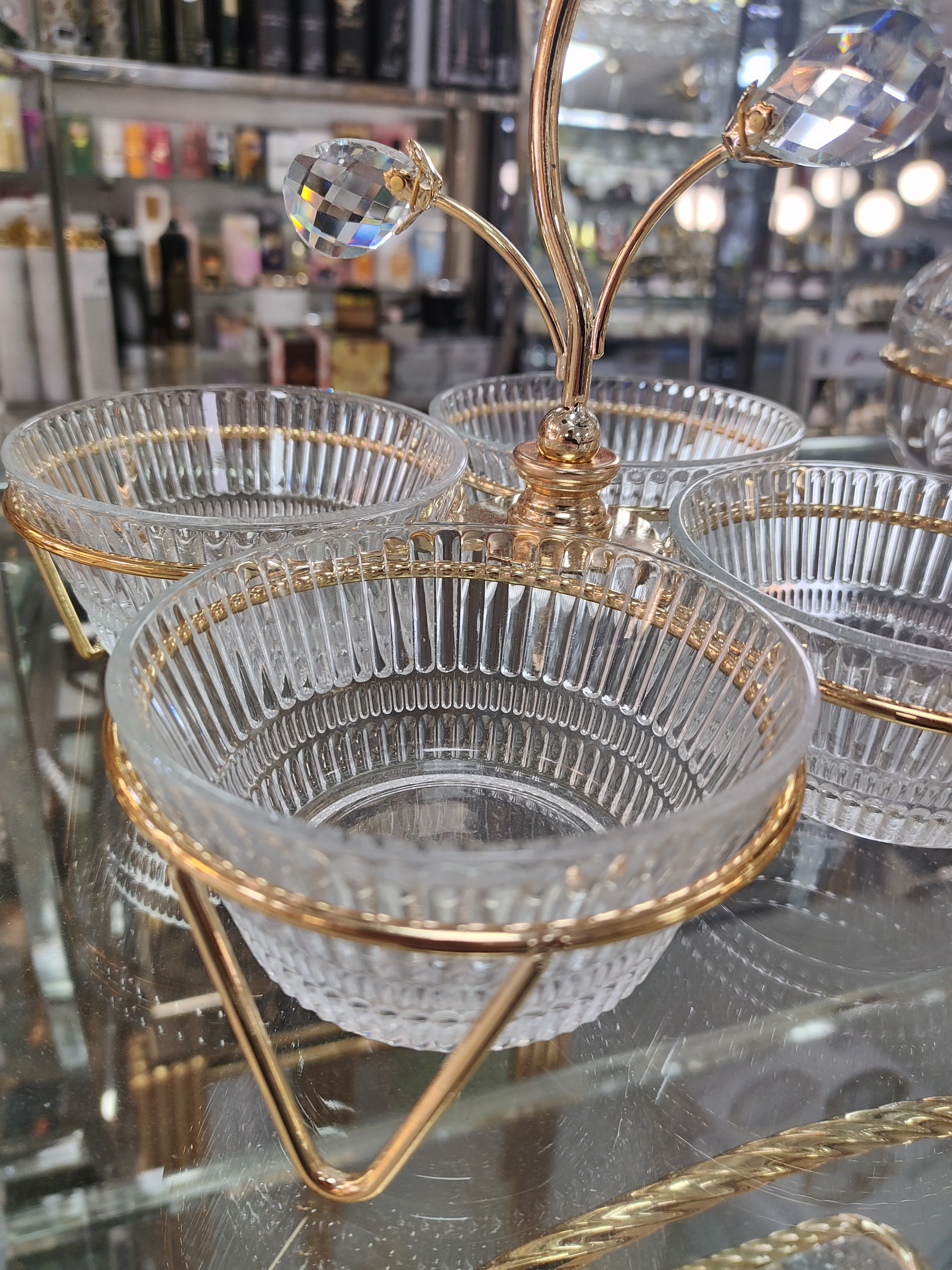 Bandeja Decorativa Dorada con 4 Cuencos de Cristal – Diseño Elegante con Detalles de Cristal - Image 3