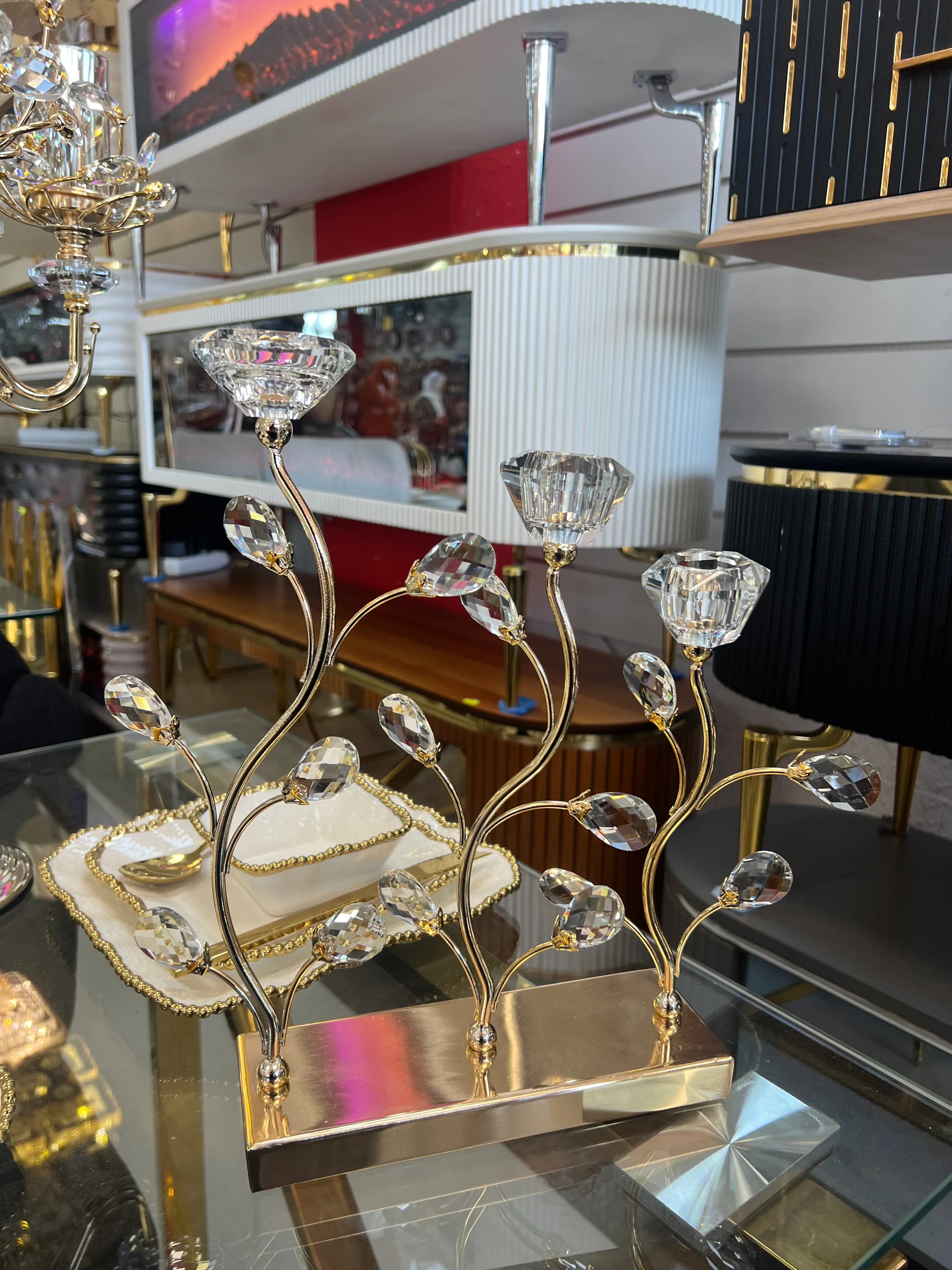 Candelabro Decorativo de Cristal y Metal Dorado — Diseño Floral Elegante para Centro de Mesa - Image 2