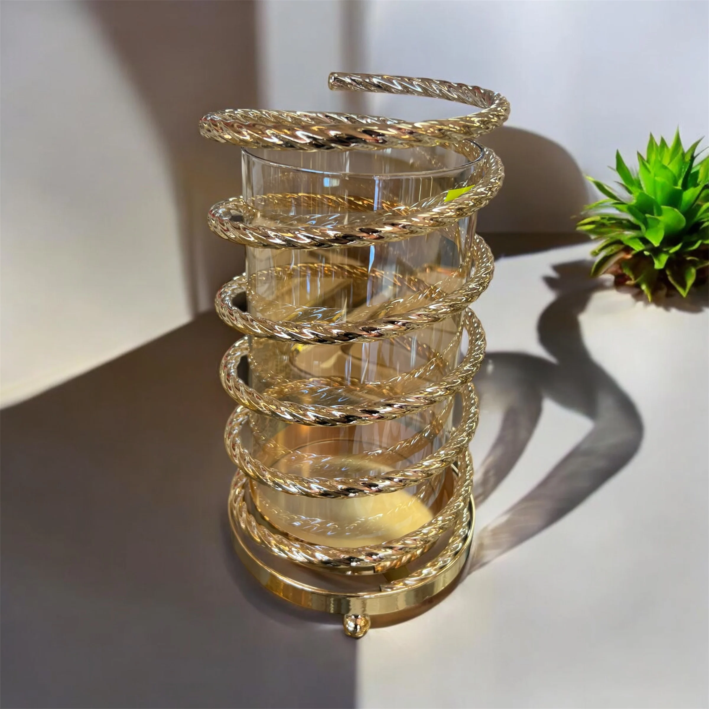 Portavelas de Cristal con Estructura Metálica Dorada en Espiral