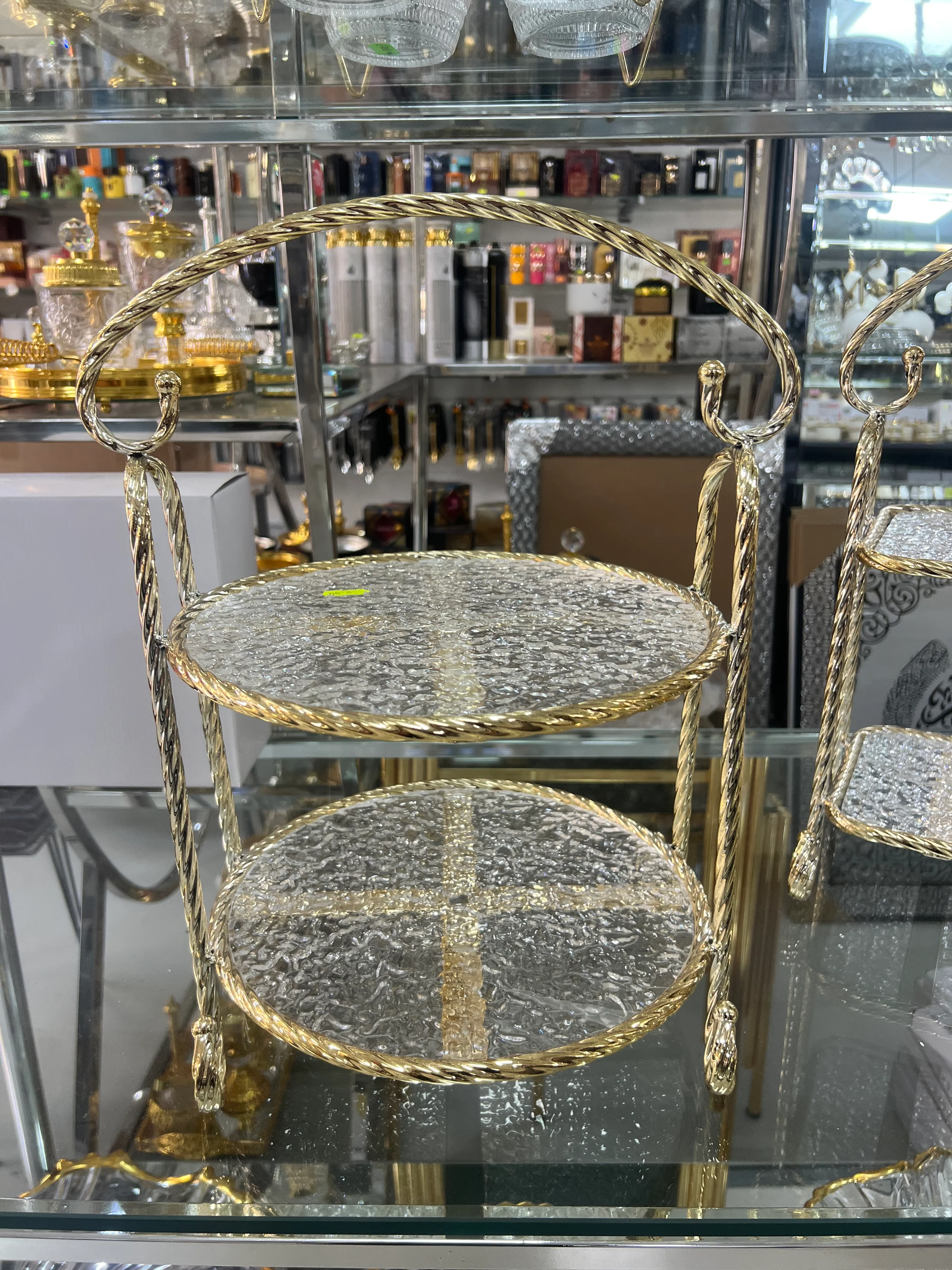 Soporte Decorativo de 2 Niveles con Bandejas de Cristal y Marco Dorado — Elegancia Clásica para tu Hogar - Image 2