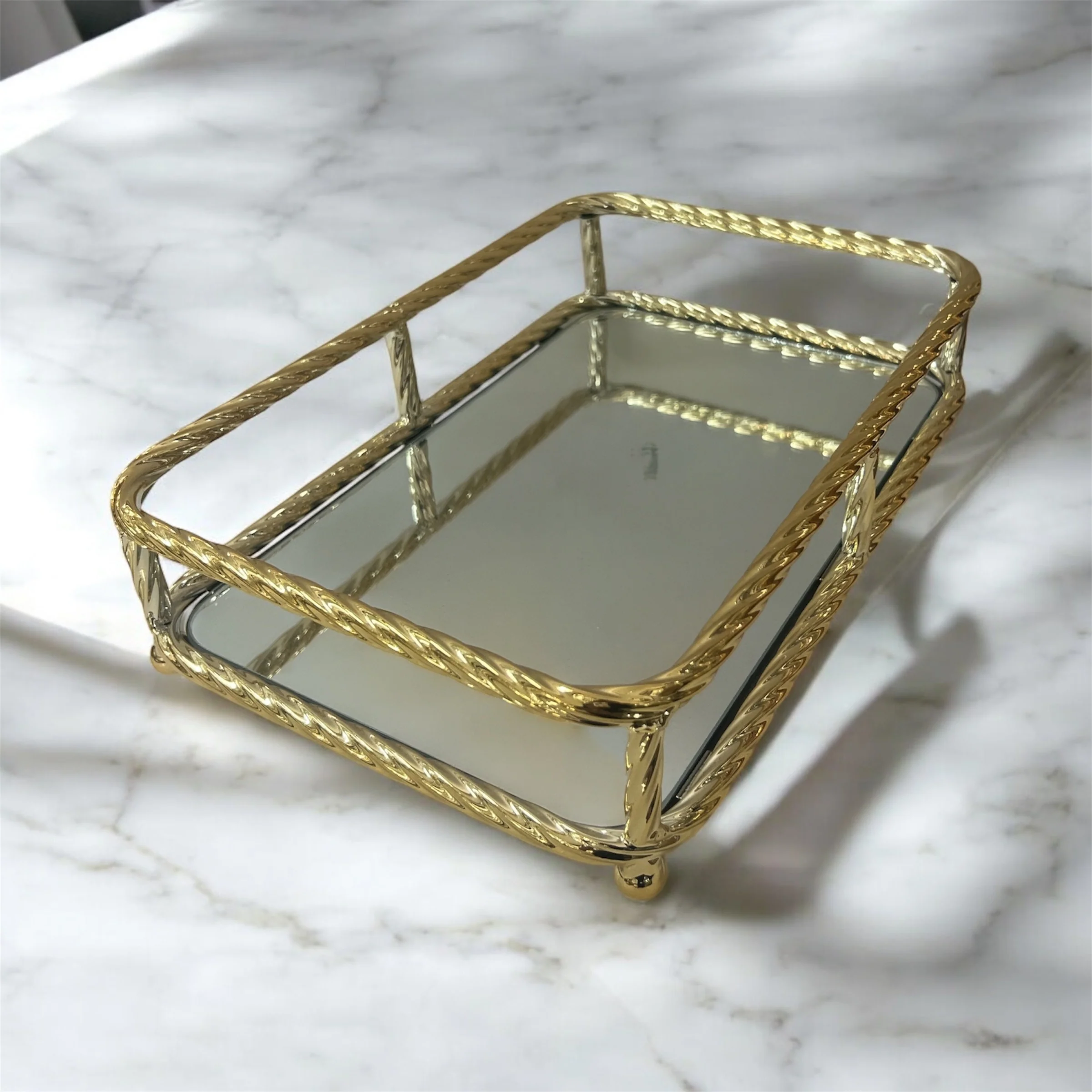 Bandeja Rectangular Dorada con Base de Espejo — Estilo Clásico y Elegante