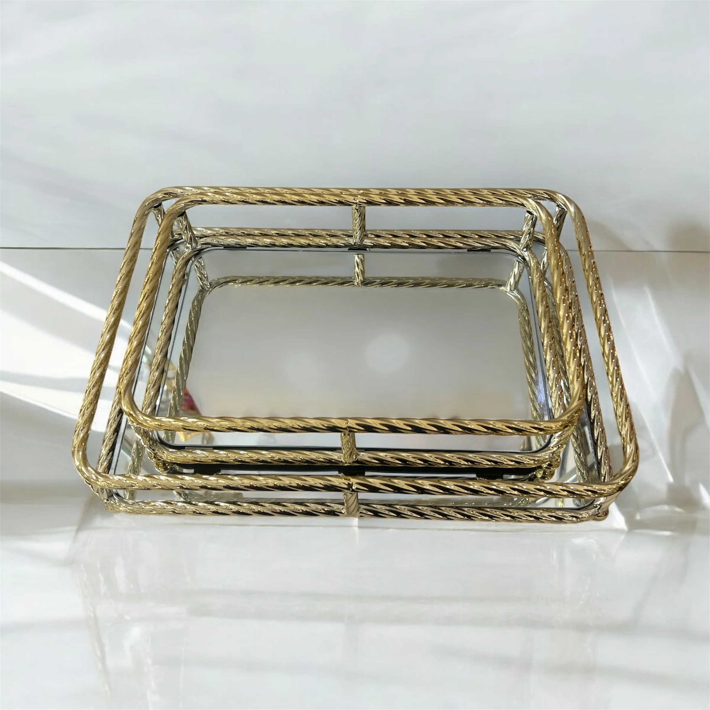 Bandeja Rectangular Dorada con Base de Espejo — Estilo Clásico y Elegante - Image 3