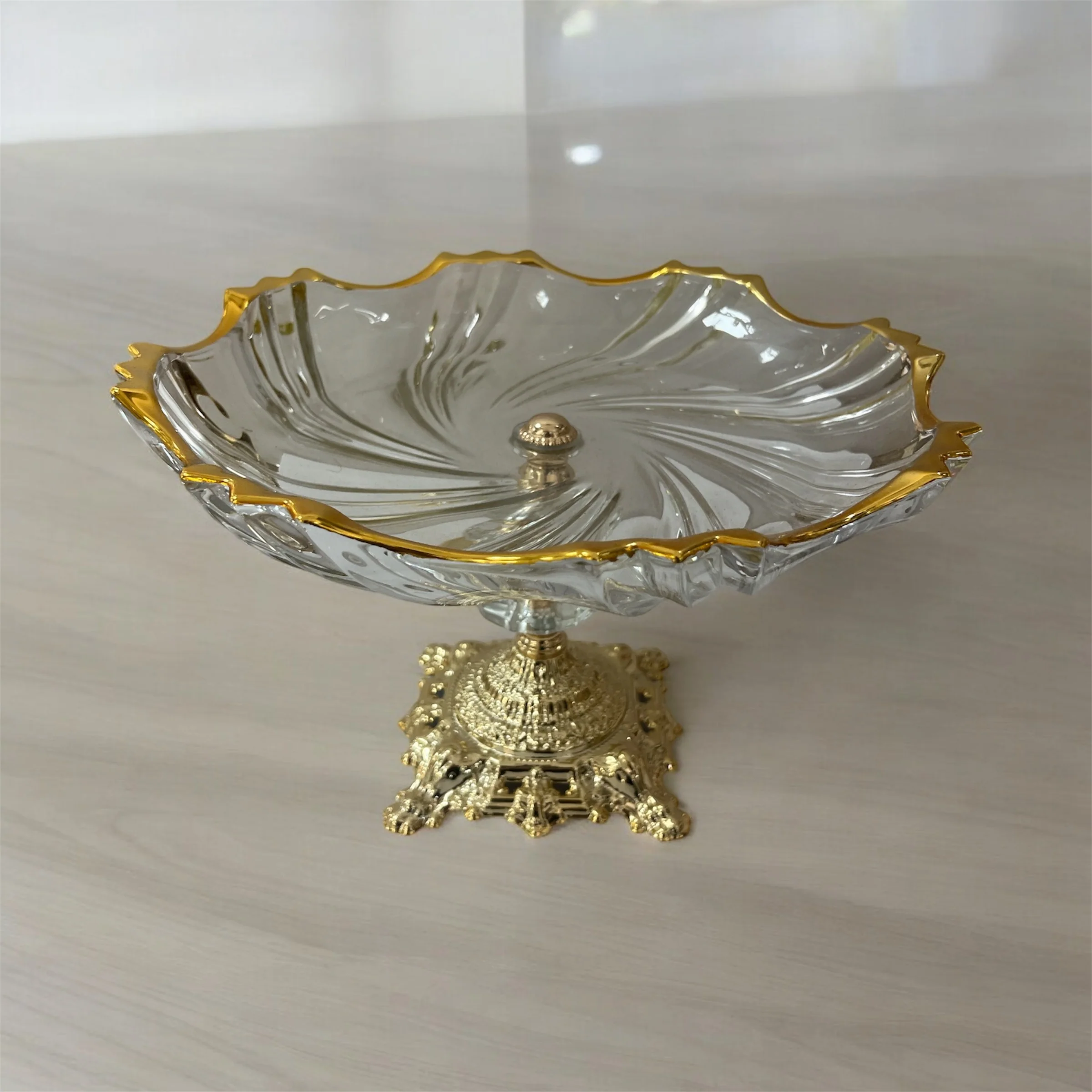 Frutero de Cristal con Borde Dorado y Base Tallada — Centro de Mesa de Lujo