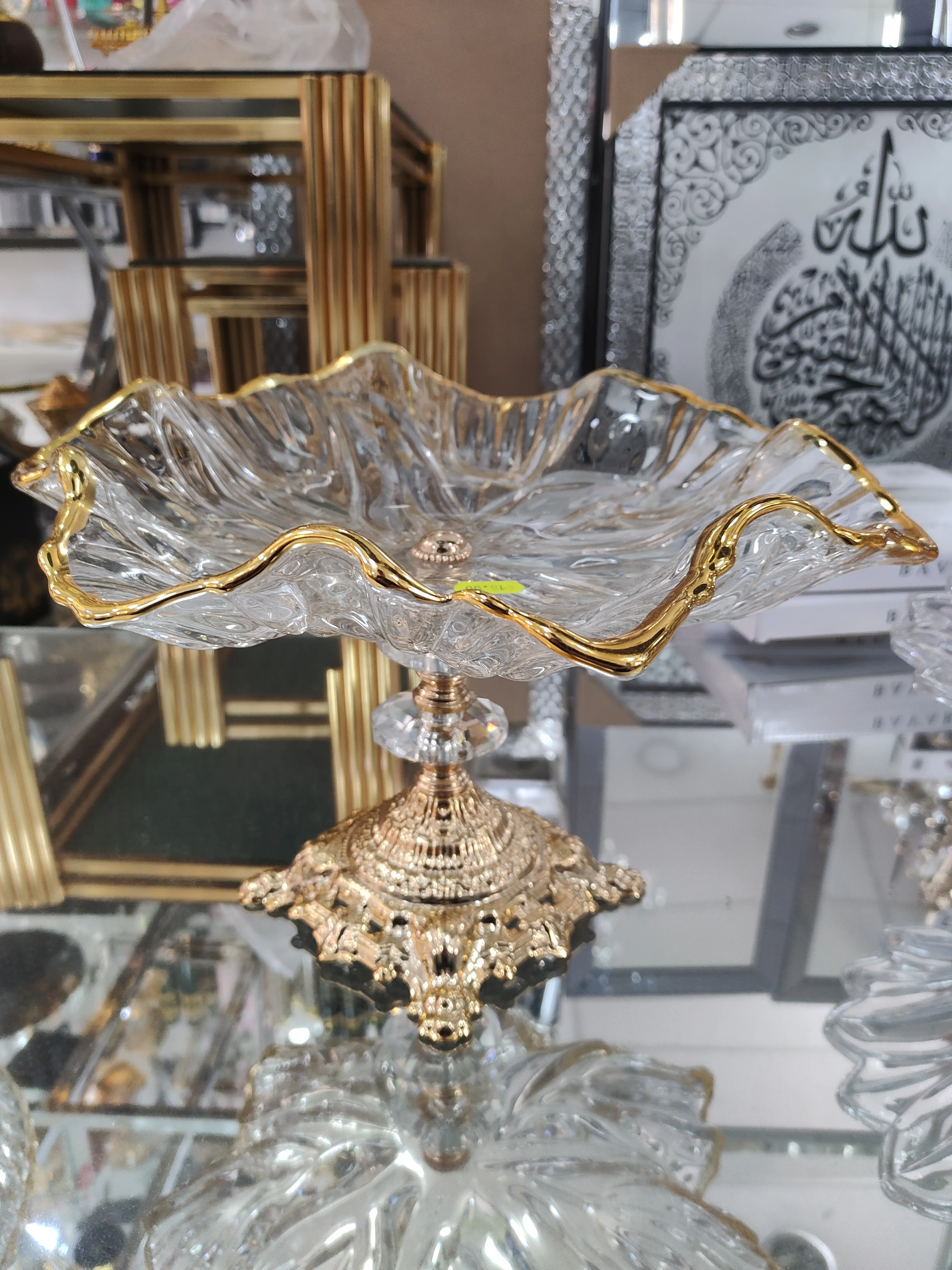 Frutero de Cristal Tallado con Base Dorada — Centro de Mesa Elegante y Sofisticado - Image 2