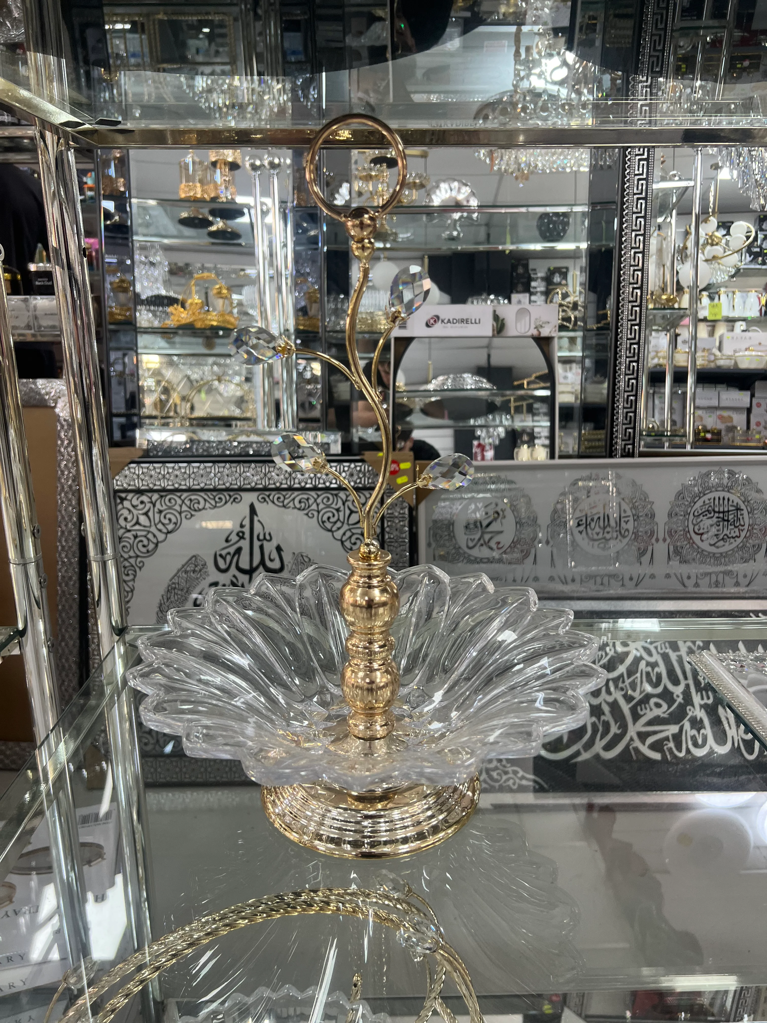 🍬 Bandeja decorativa de cristal con base dorada y pétalos de vidrio - Image 3