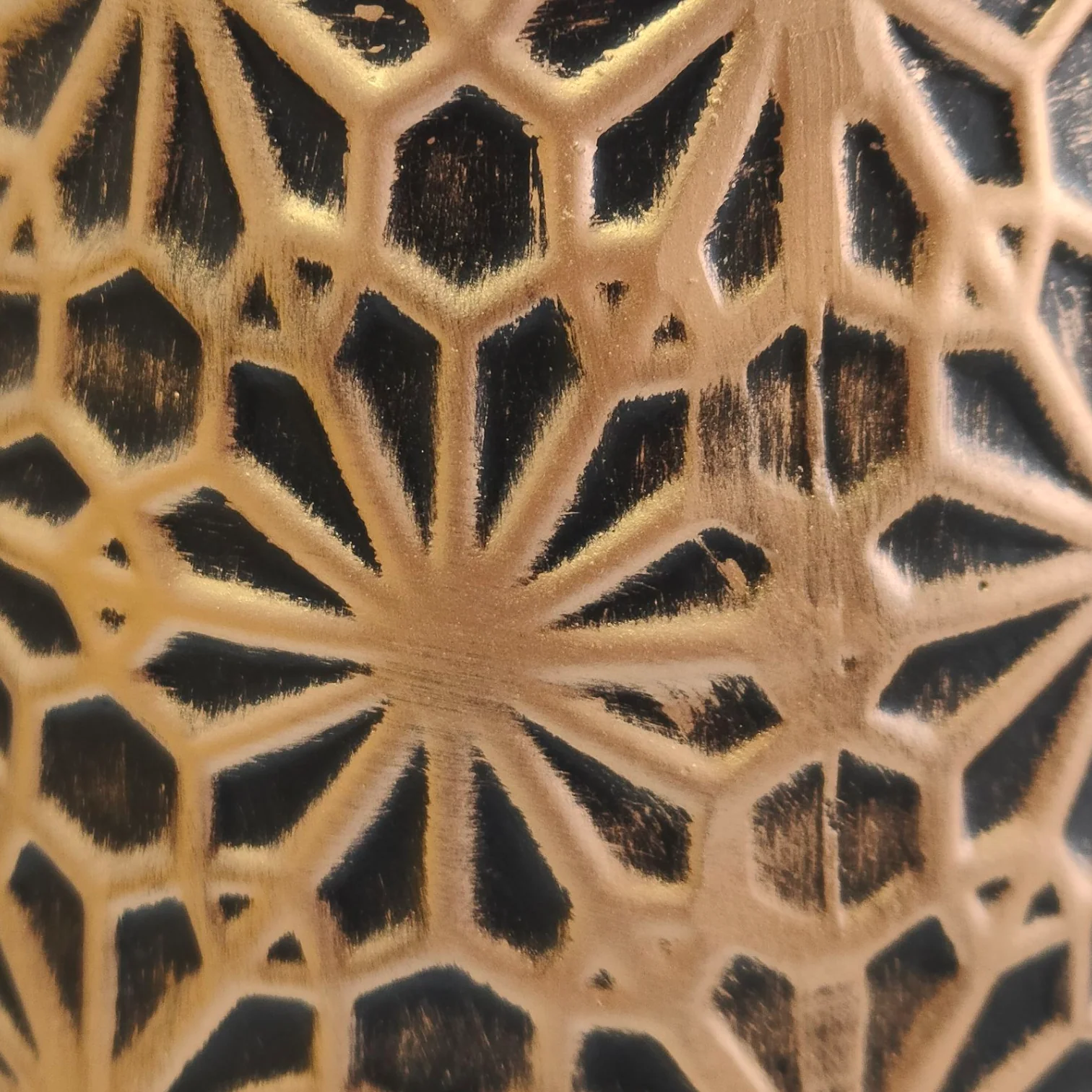 Decoración Árabe Dorada con Tapa y Detalle de Cristal – Diseño Tallado Floral 46,5cm - Image 4
