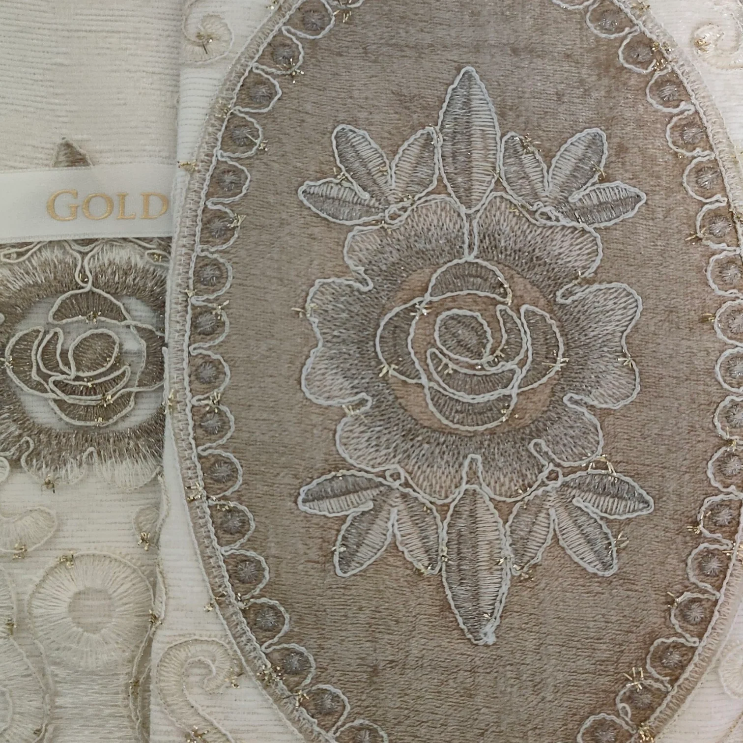 Juego de Cama de Lujo "Bologna" – Elegancia Clásica con Bordados en Relieve - COLOR CREMA - Image 3