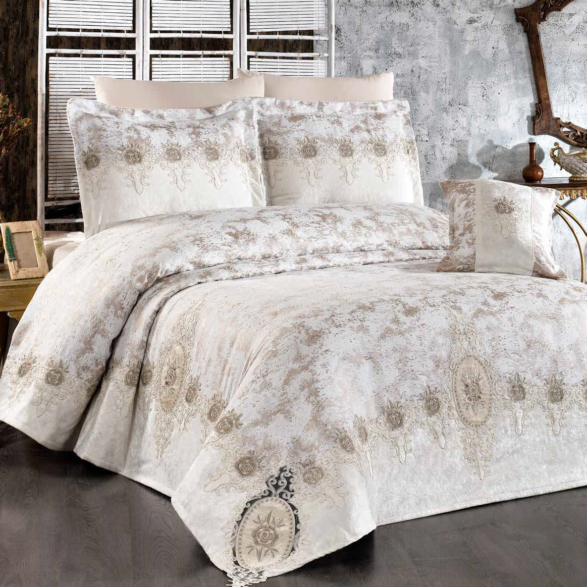 Juego de Cama de Lujo "Vicenza" – Elegancia Clásica con Estilo Barroco - COLOR CAPUCHINO - Image 2