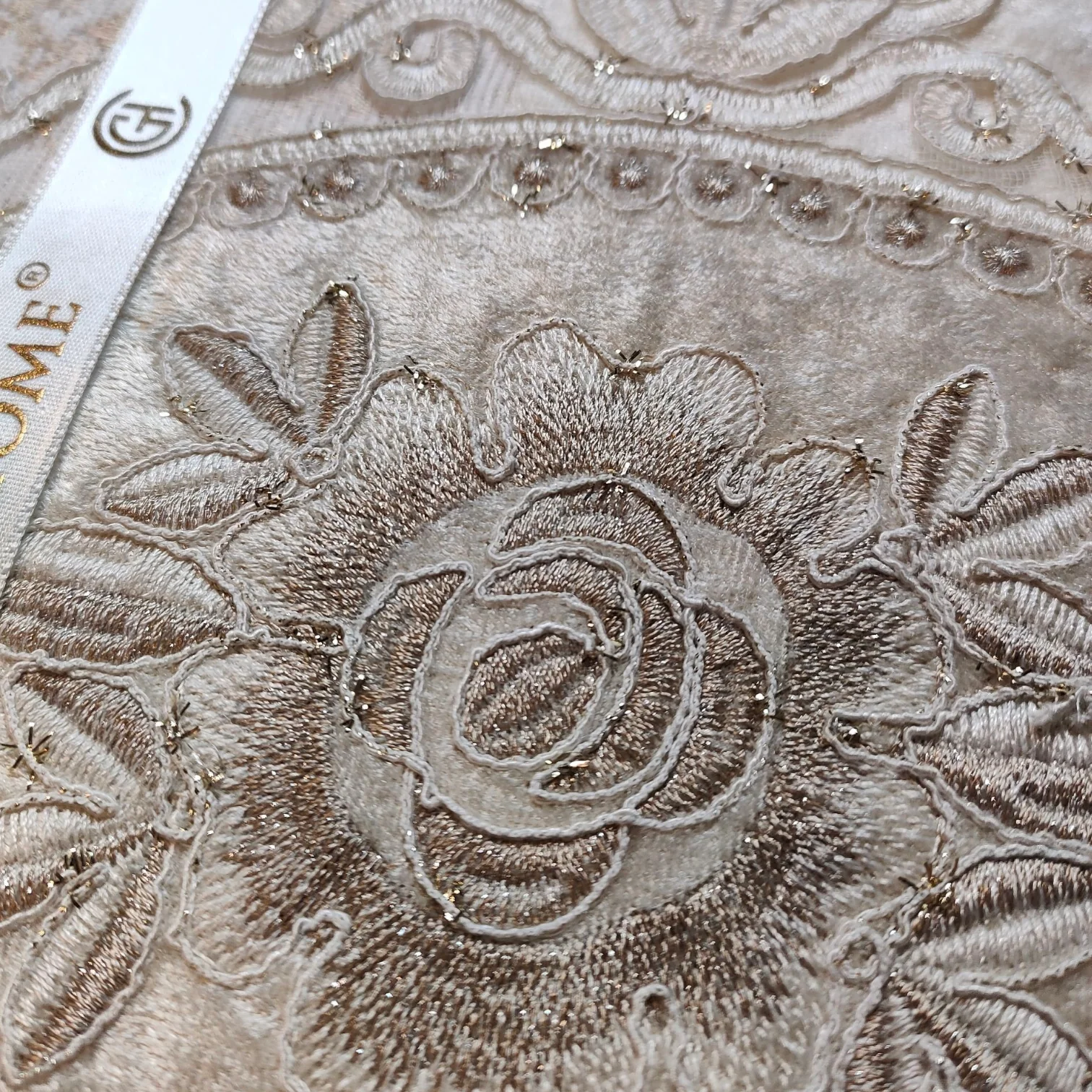 Juego de Cama para Novias "Clouds" – Elegancia y Diseño Clásico - COLOR CAPUCHINO - Image 4