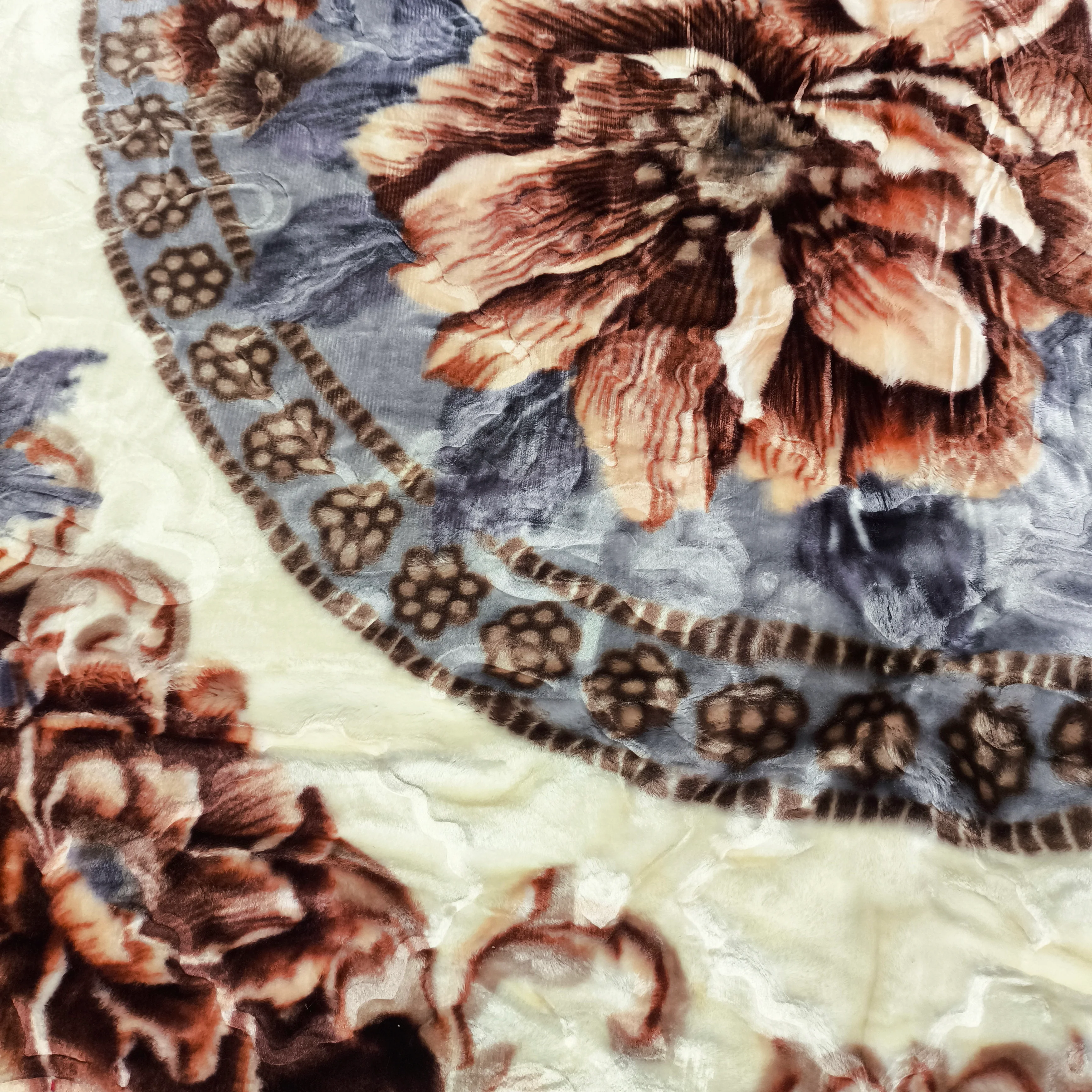 Manta de Felpa Color gris con flores - Extra Suave y Cálida para Invierno (200x230 cm, 4,5 kg) - Image 2